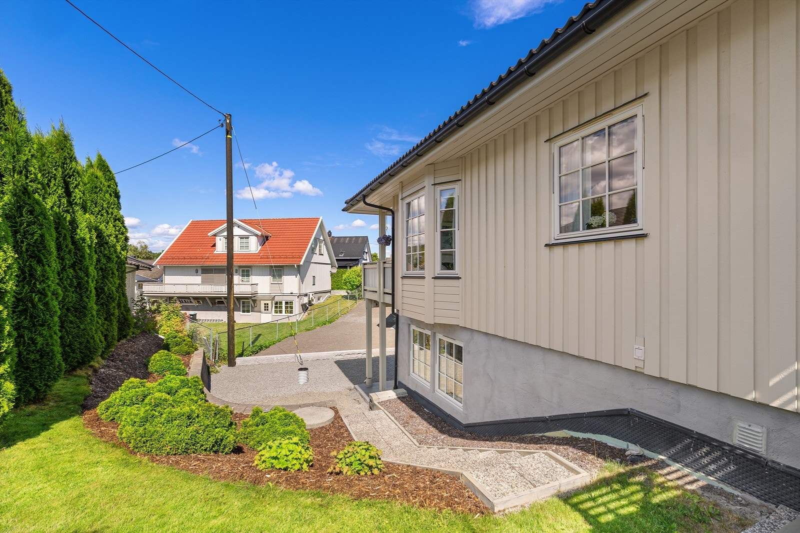 Eiendommen er meget pent opparbeidet med bed, trapper, blomster, busker og hekker. Galleribilde