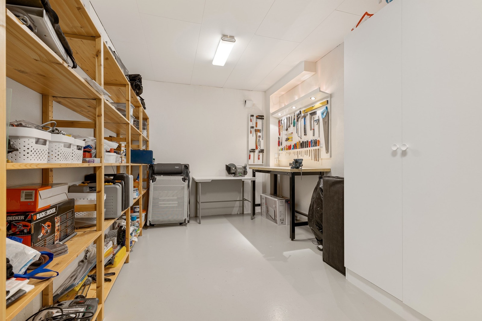 Boligen har to boder i underetasjen som gir rikelig med lagringsplass. Denne boden er innredet som hobbyrom. Galleribilde