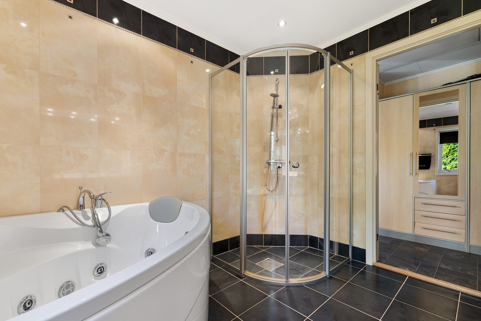 Badet har flislagt gulv med gulvvarme og downlights i himling. Galleribilde