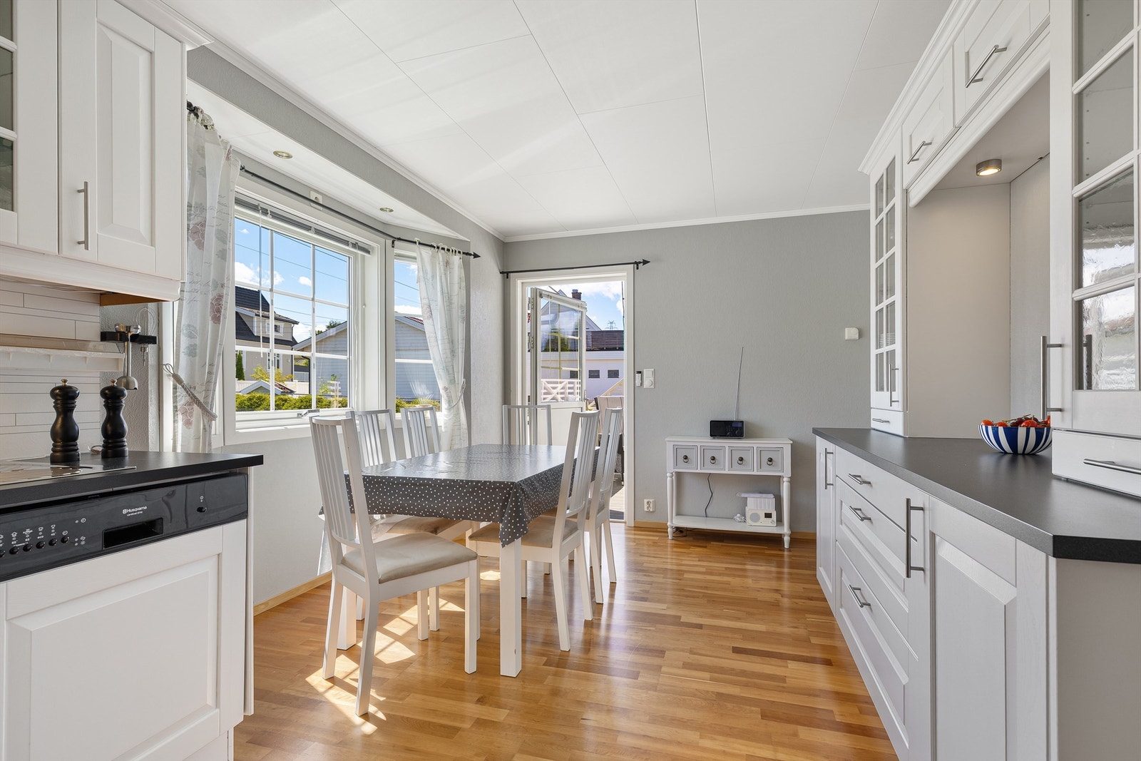 Fra kjøkkenet er det utgang til en terrasse på 9 m². Galleribilde