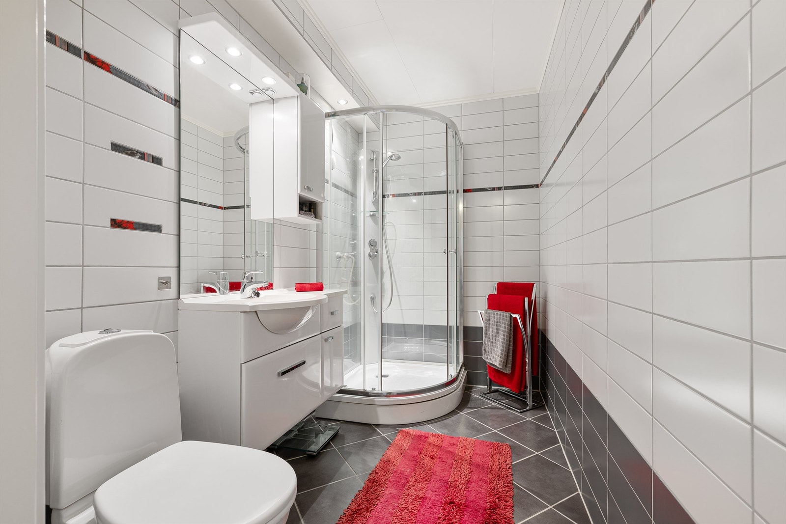 Badet i underetasjen har flislagt gulv med gulvvarme og dusjkabinett. Galleribilde