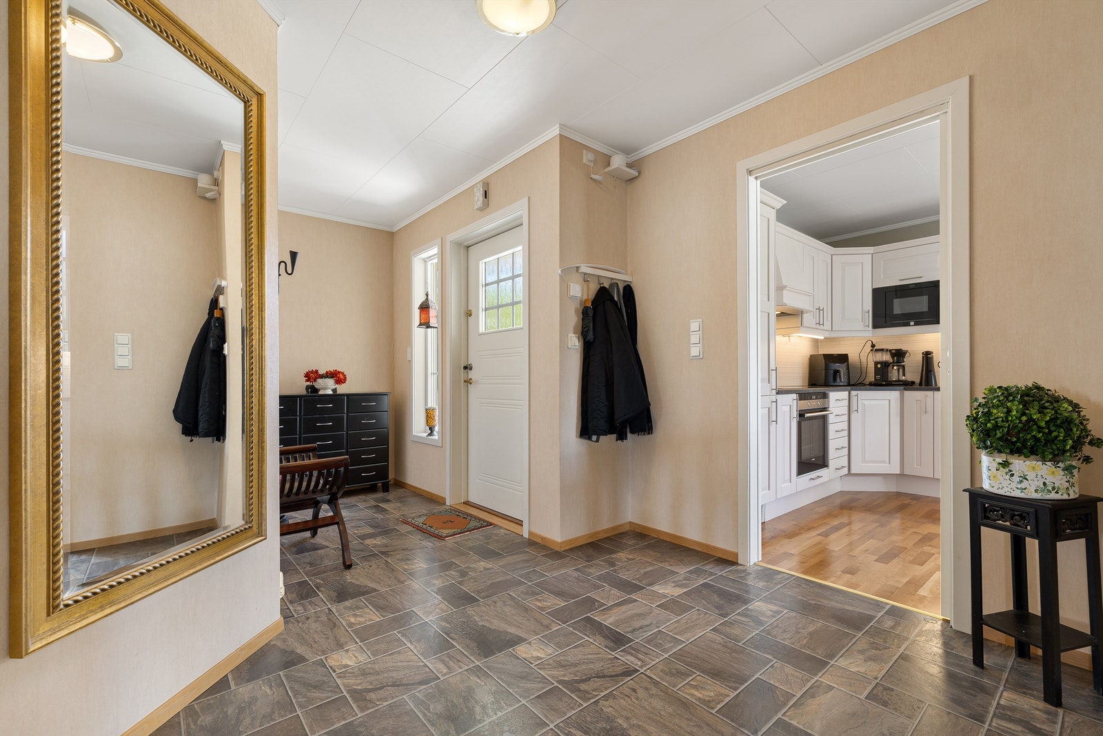 Du ønskes velkommen inn i en romslig hall med vannbåren gulvvarme. Galleribilde