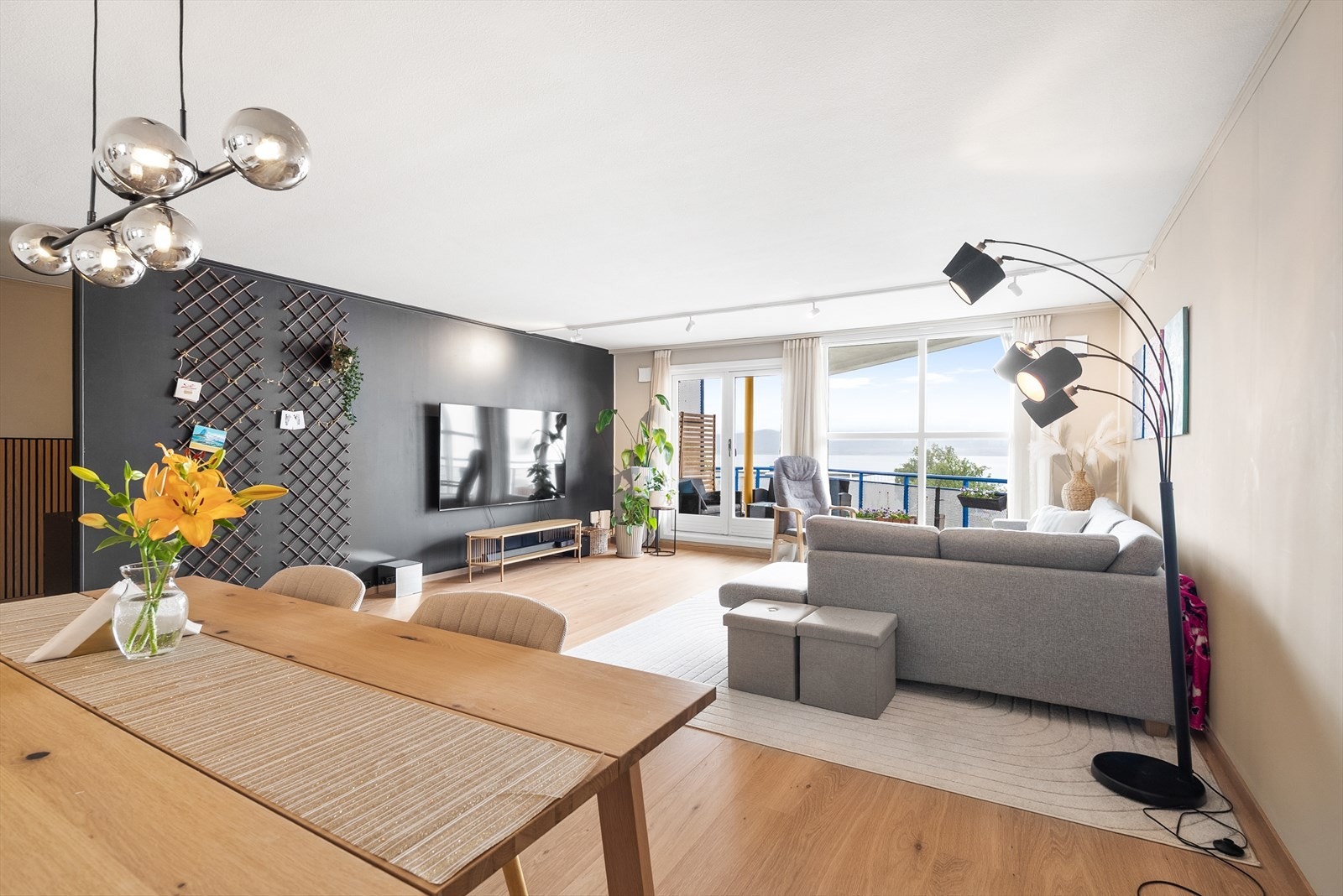 God plass til både sofagruppe og spisestue. Galleribilde