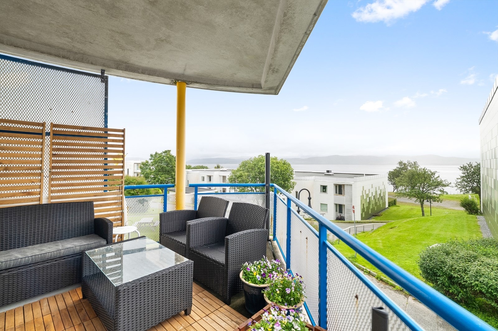 Den romslige verandaen har god plass til utemøbler og flott utsikt. Galleribilde