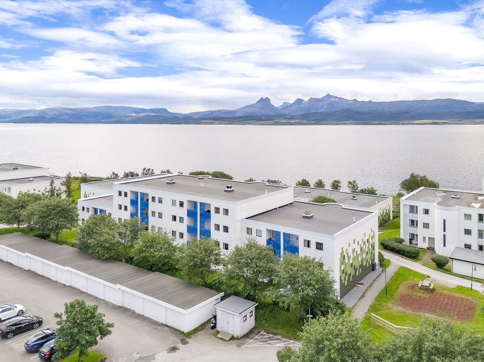 Leiligheten ligger fint til i Bodøsjøen Borettslag, med nærhet til sjøen. Galleribilde