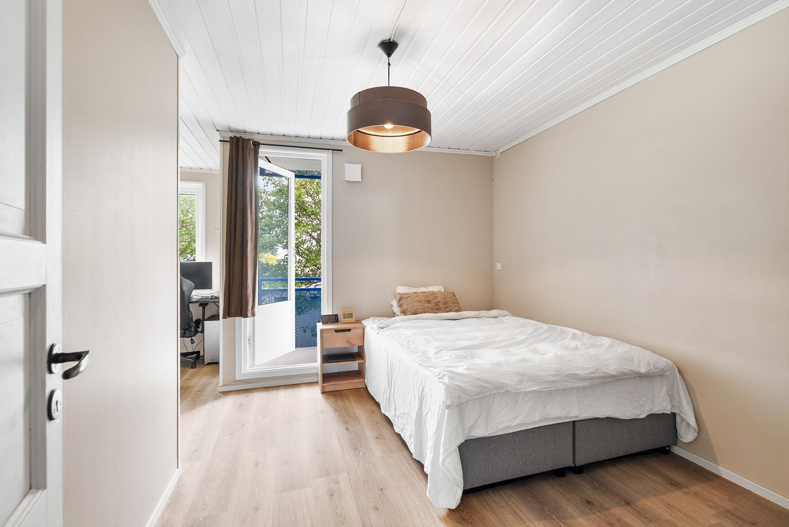 Det ene av to soverom har utgang til egen, privat veranda. Galleribilde