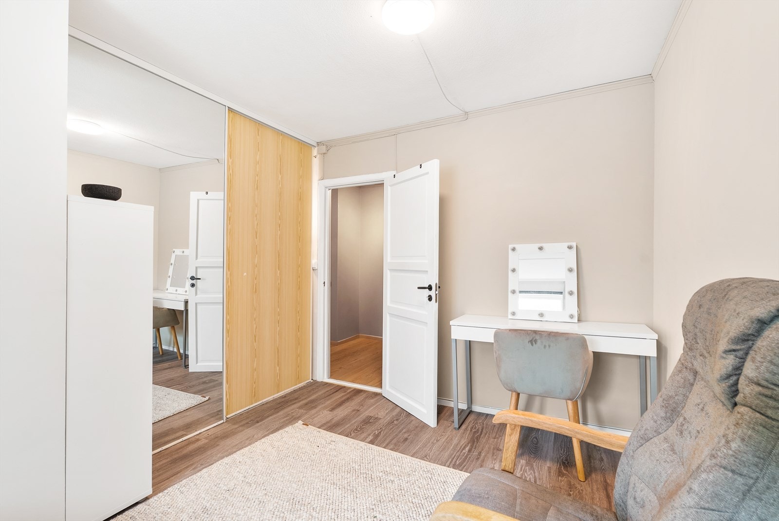 Skyvedørsgarderobe med speilfront. Galleribilde