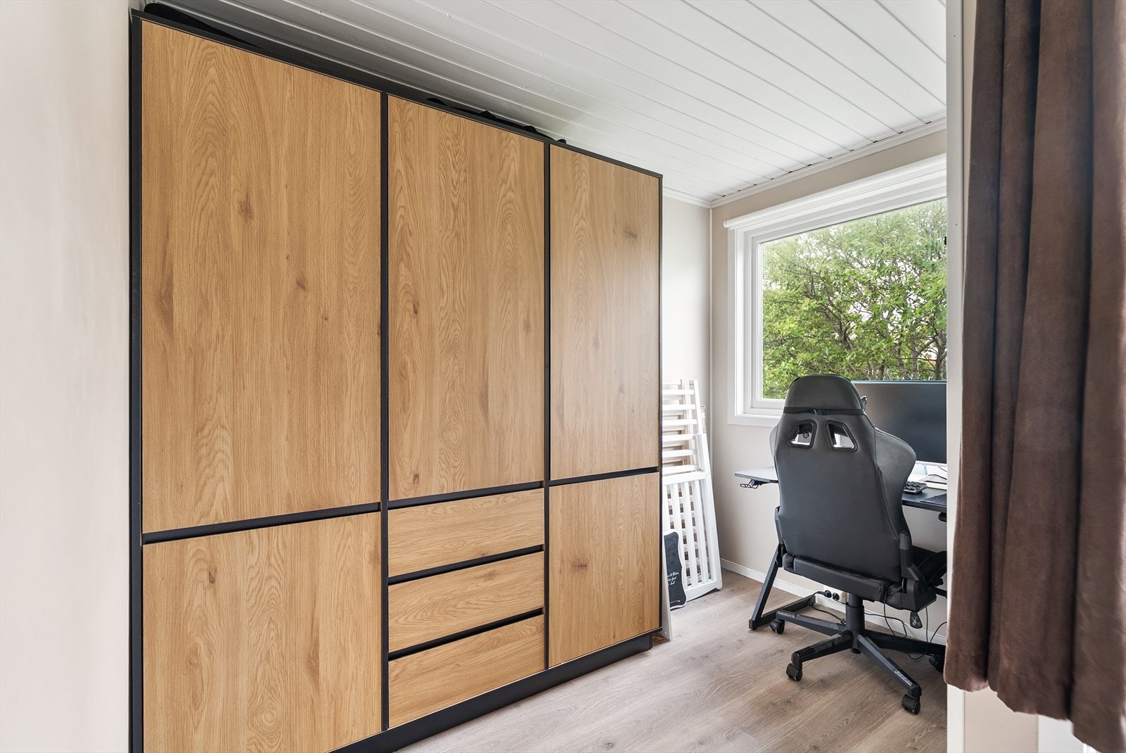 Soverommet har god plass til garderobeskap og en egen kontorkrok. Galleribilde