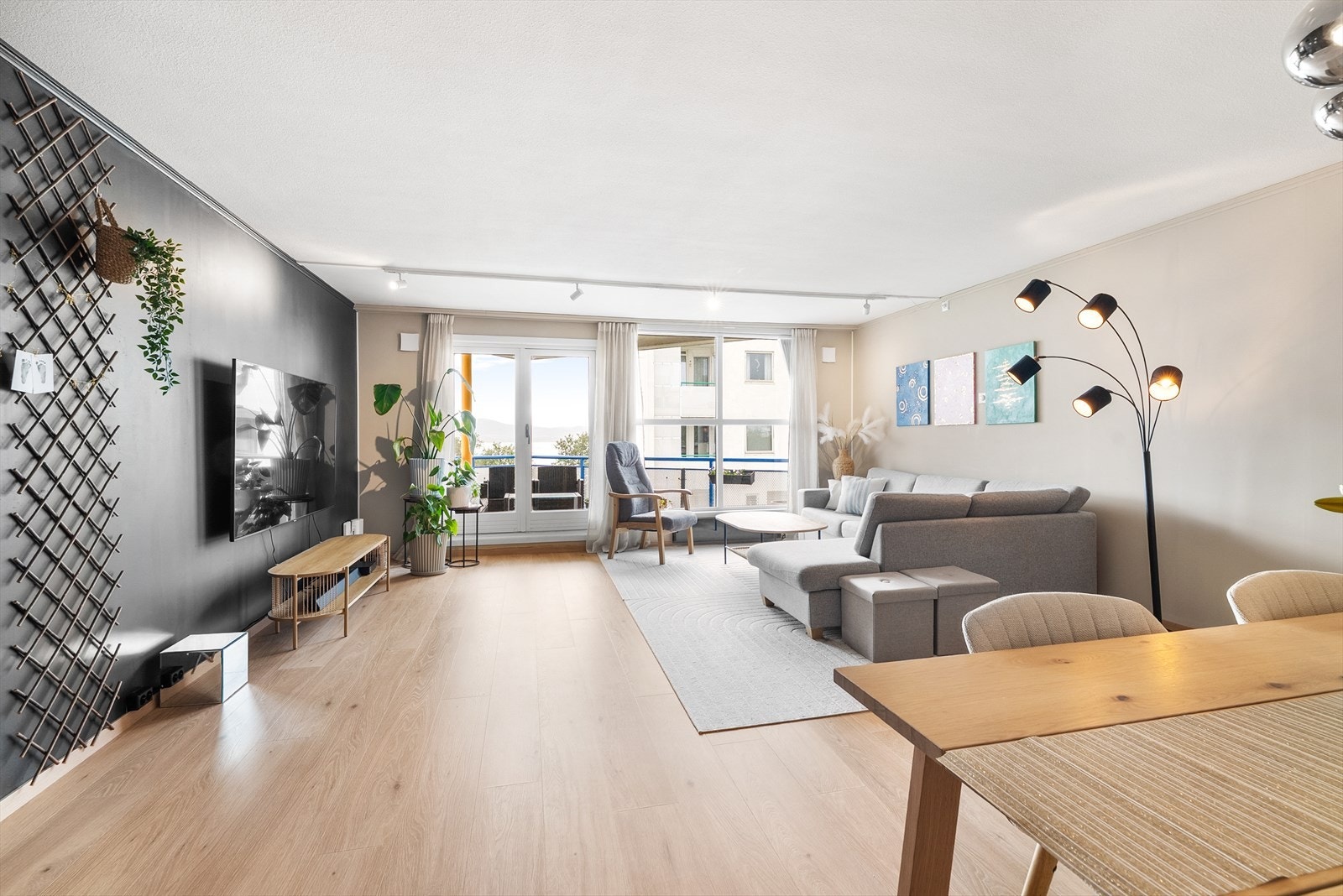Fra den åpne stue- og kjøkkenløsningen er det utgang til en veranda. Galleribilde