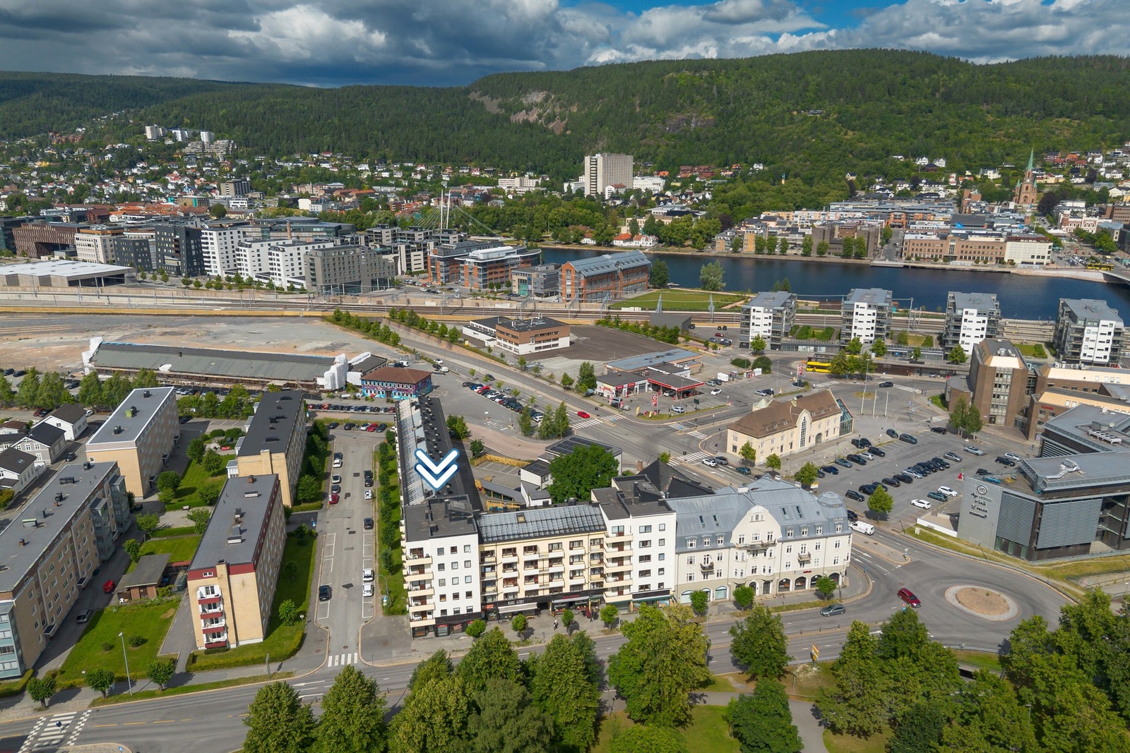 Svært sentral beliggenhet med nærhet til byens mange fasiliteter og servicetilbud. Herfra er det kort vei til både Drammen sentrum, togstasjon, handel og kollektivtransport. Galleribilde