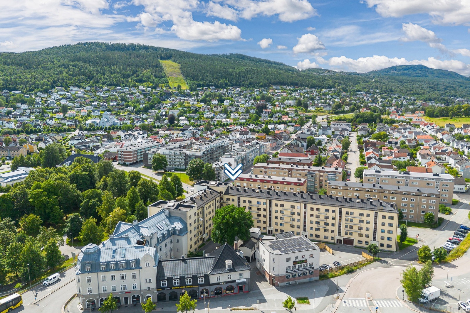 Sentral beliggenhet med byen på den ene siden og flotte tur- og rekreasjonsmuligheter i marka på den andre. Her får du det beste av begge deler. Galleribilde