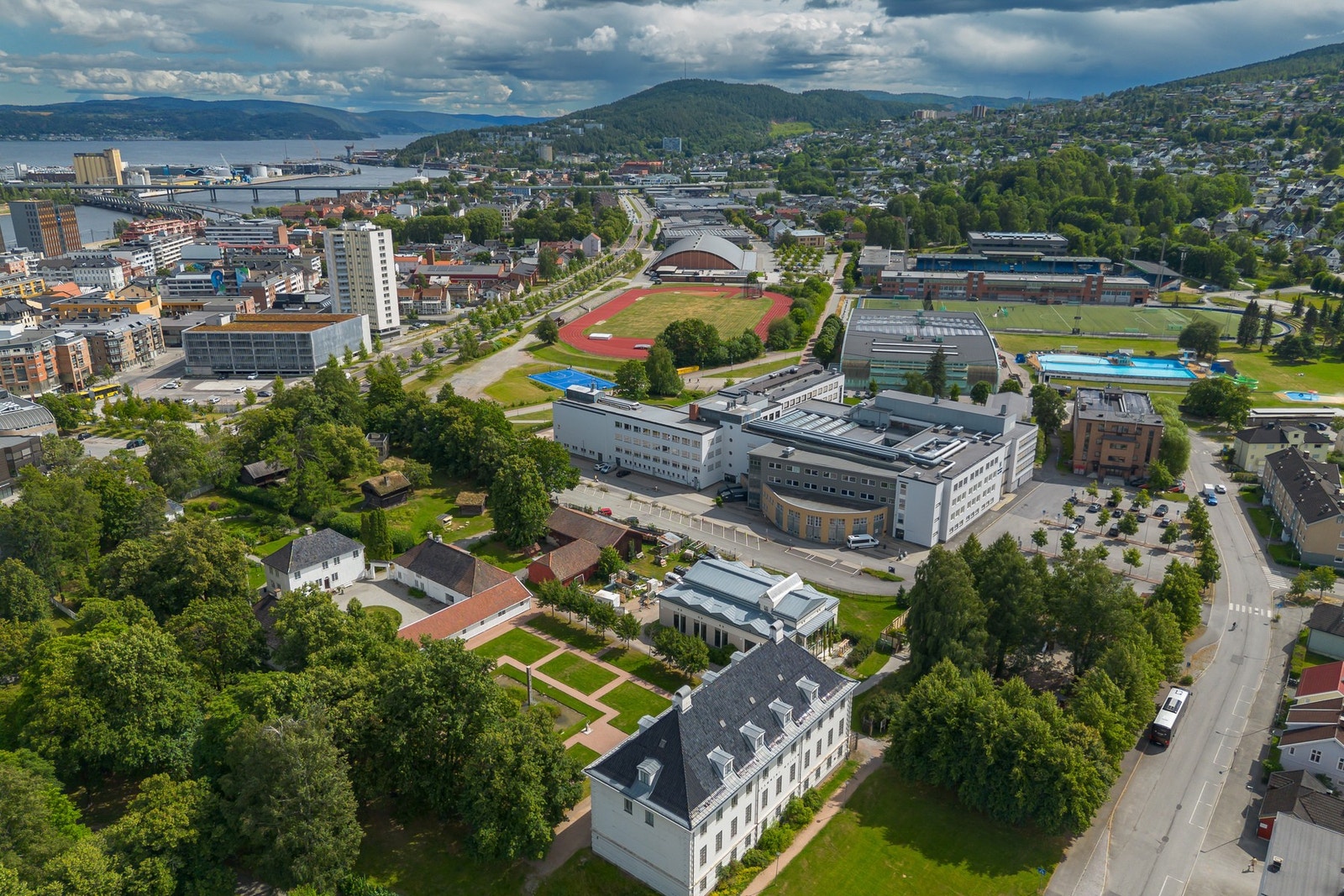 Kort vei til Museumsparken og Marienlyst-området, med et bredt utvalg av idretts- og aktivitetstilbud i umiddelbar nærhet. Galleribilde