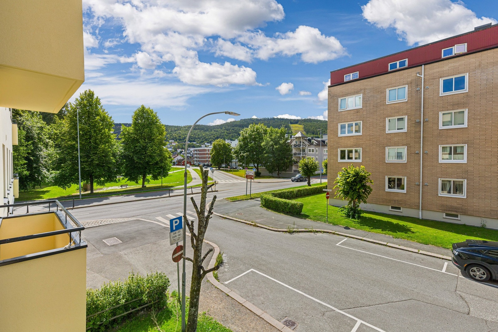 Hyggelig utsyn fra balkongen mot grønne omgivelser og nærområdet. Et fint sted å nyte frisk luft på solrike dager. Galleribilde