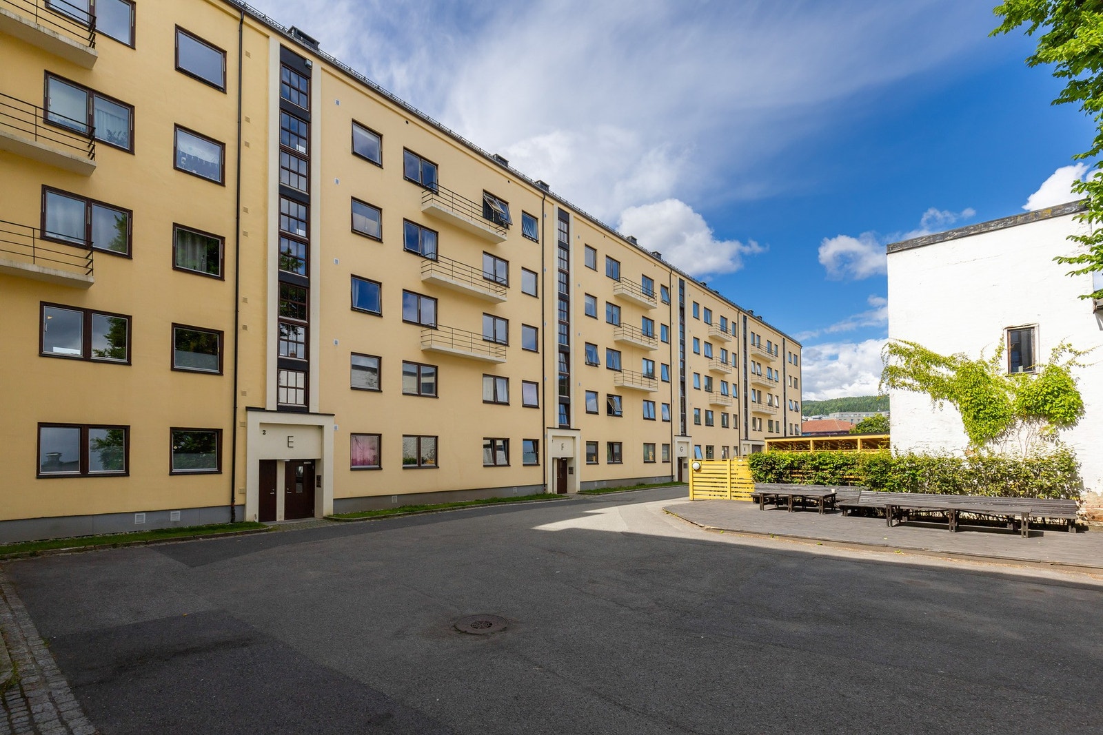 Velholdte og hyggelige fellesarealer rundt bygget, med sitteplasser som innbyr til hyggelige stunder utendørs. Galleribilde