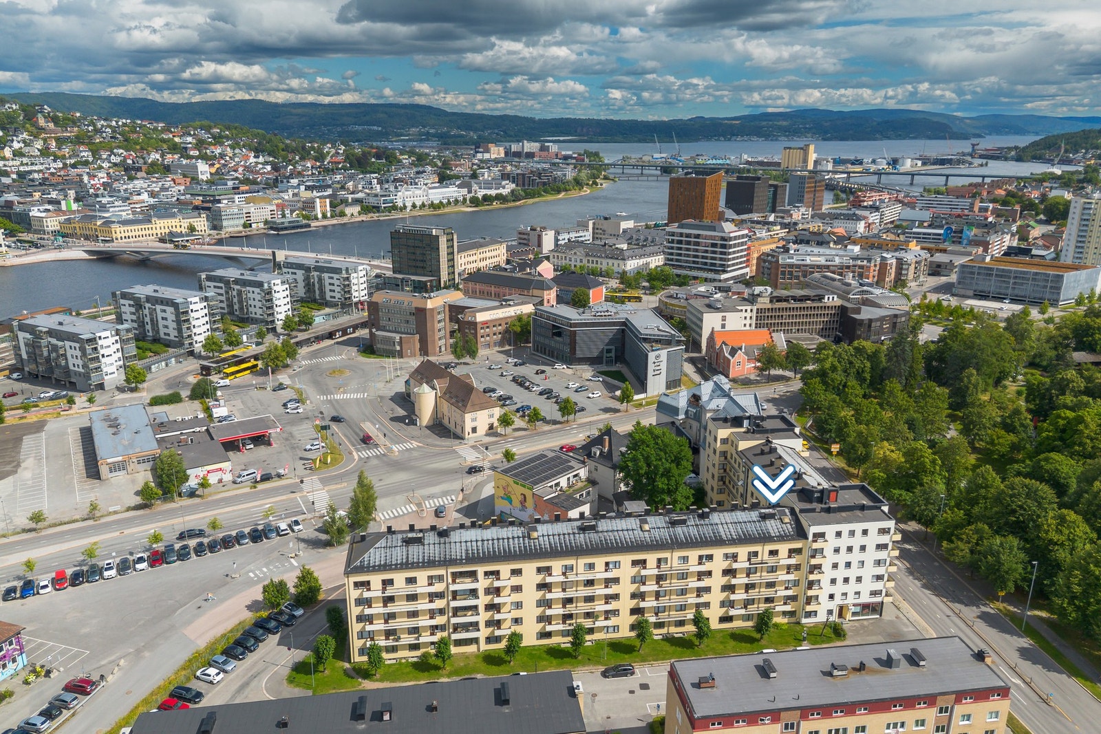 Svært sentral beliggenhet med kort vei til Drammen sentrum, hvor du finner et rikt utvalg av butikker, serveringssteder og servicetilbud. Galleribilde