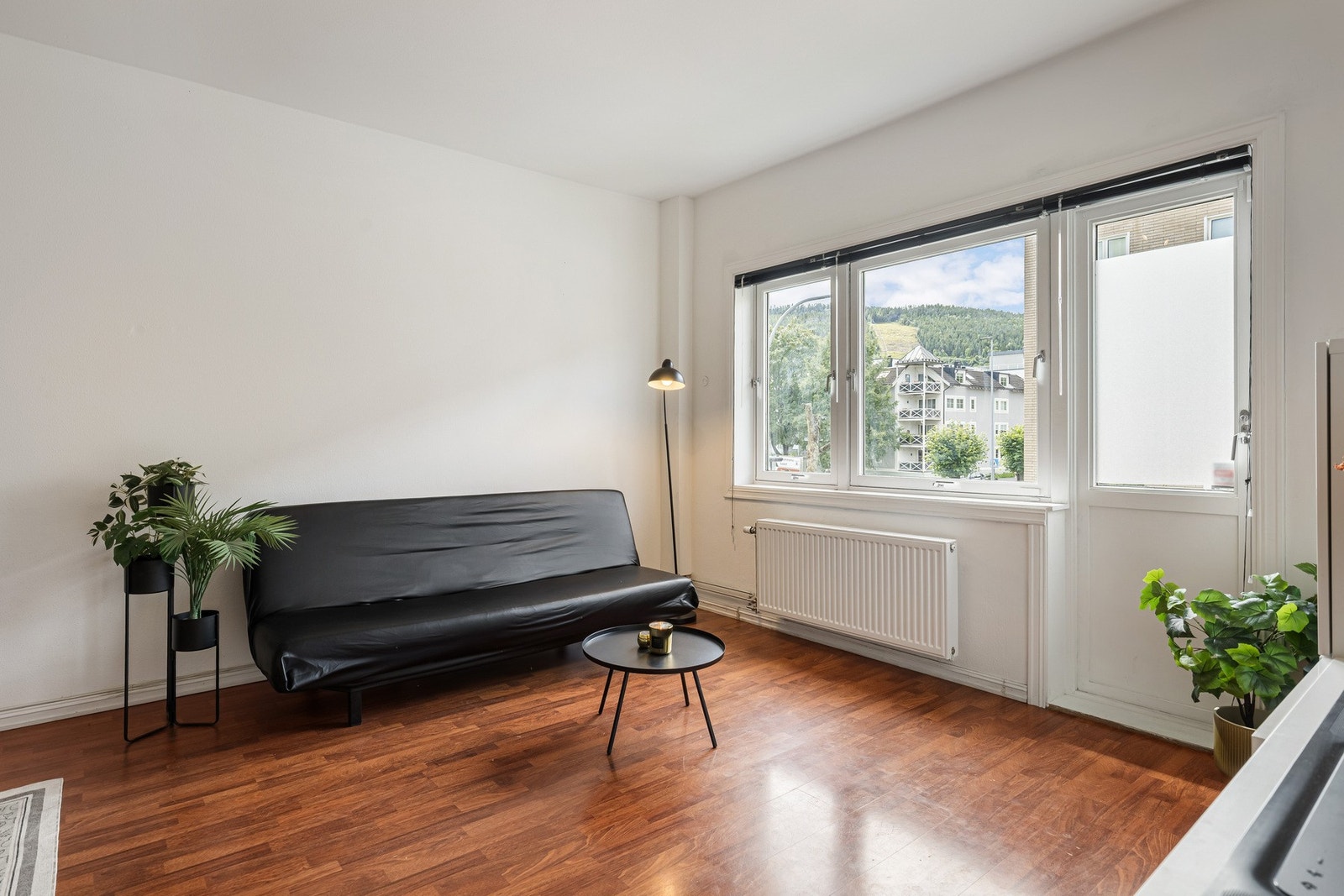 Store vindusflater gir stuen godt med naturlig lys og en luftig atmosfære. Fra stuen er det direkte utgang til en balkong på 2 m². Galleribilde