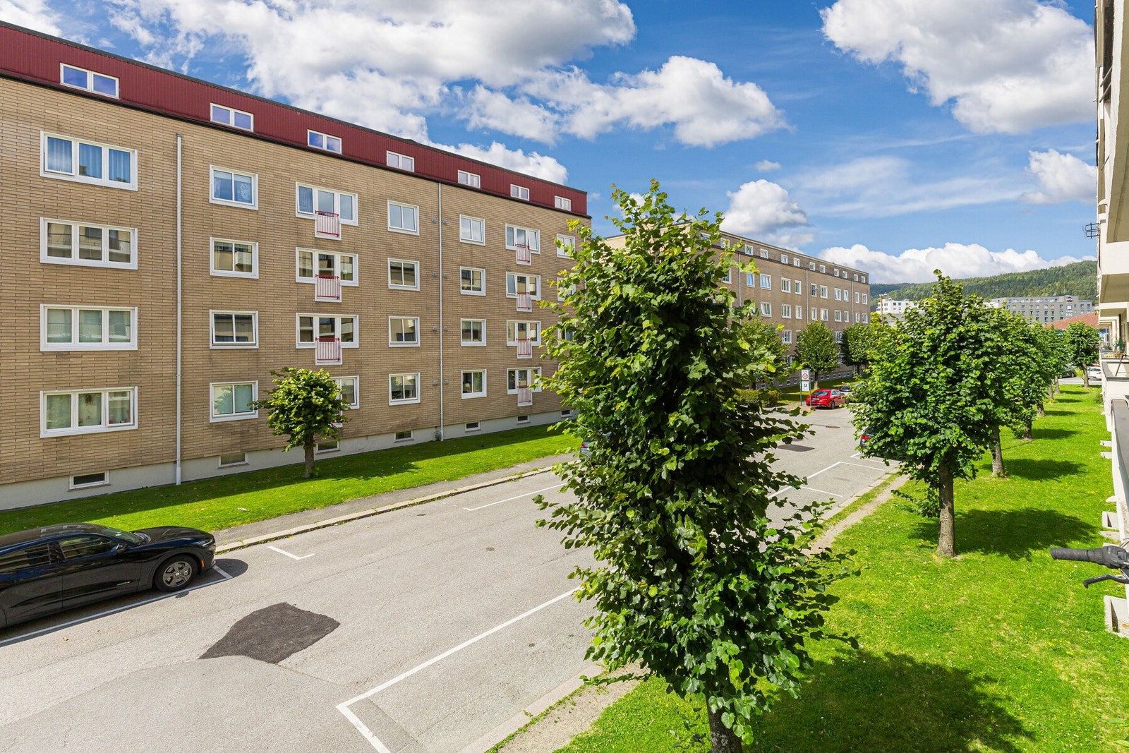 Hyggelig utsyn mot nærområdet med grønne fellesarealer og en åpen og luftig atmosfære. Galleribilde