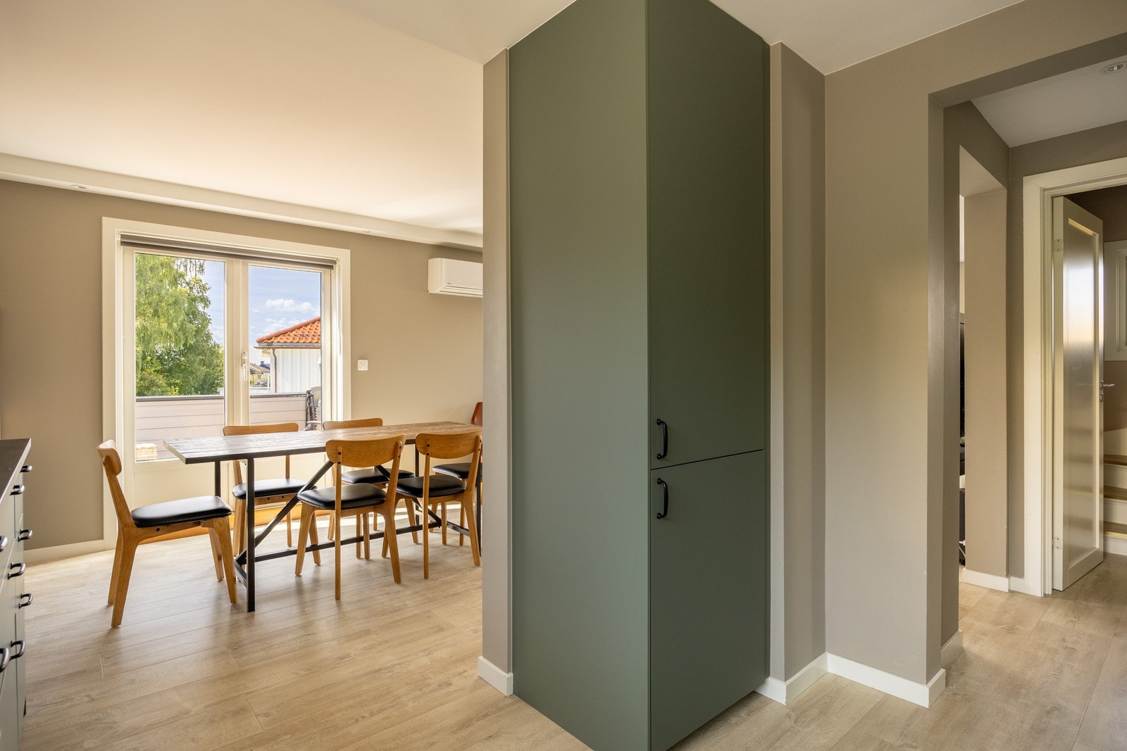 Fra spisestuen og stuen er det utgang til to terrasser. Galleribilde