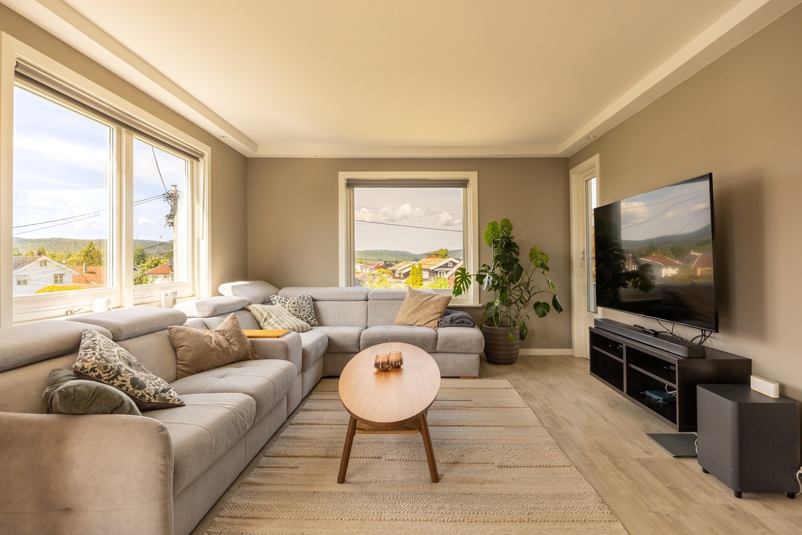 Det er god plass til å innrede med stor sofa, stoler, bord og tilhørende mediemøblement. Galleribilde