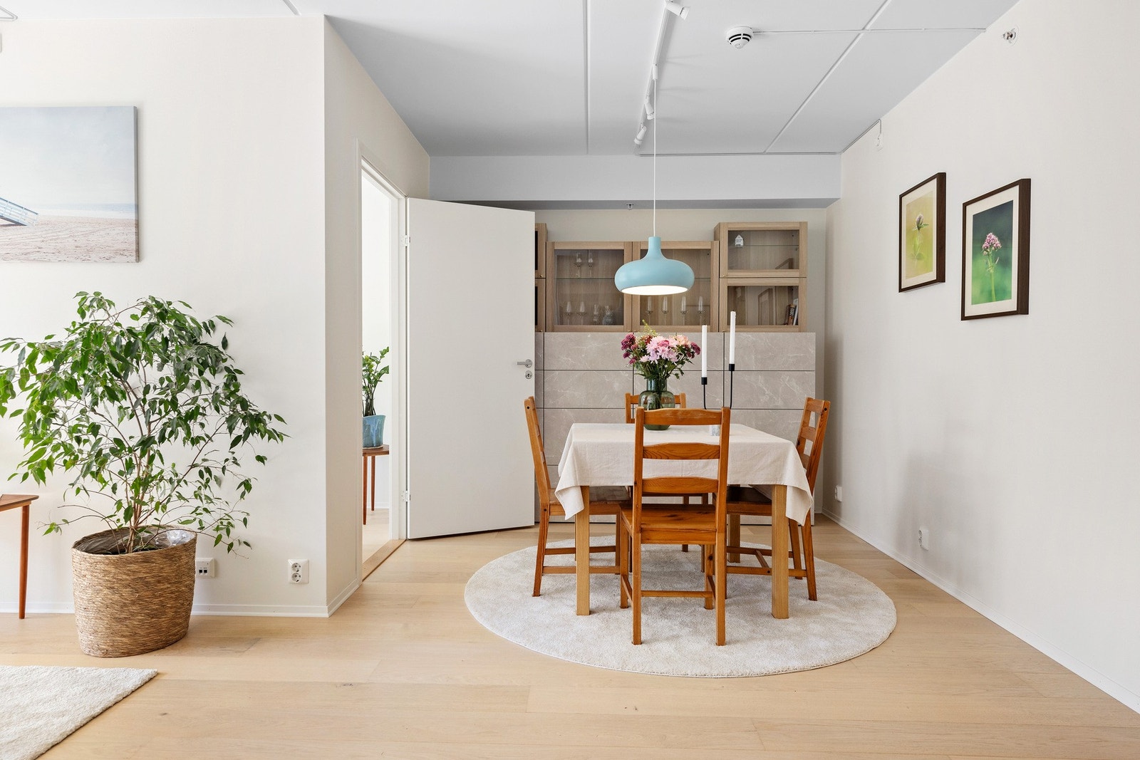 Videre inn i stuen kommer man til spisestuen Galleribilde
