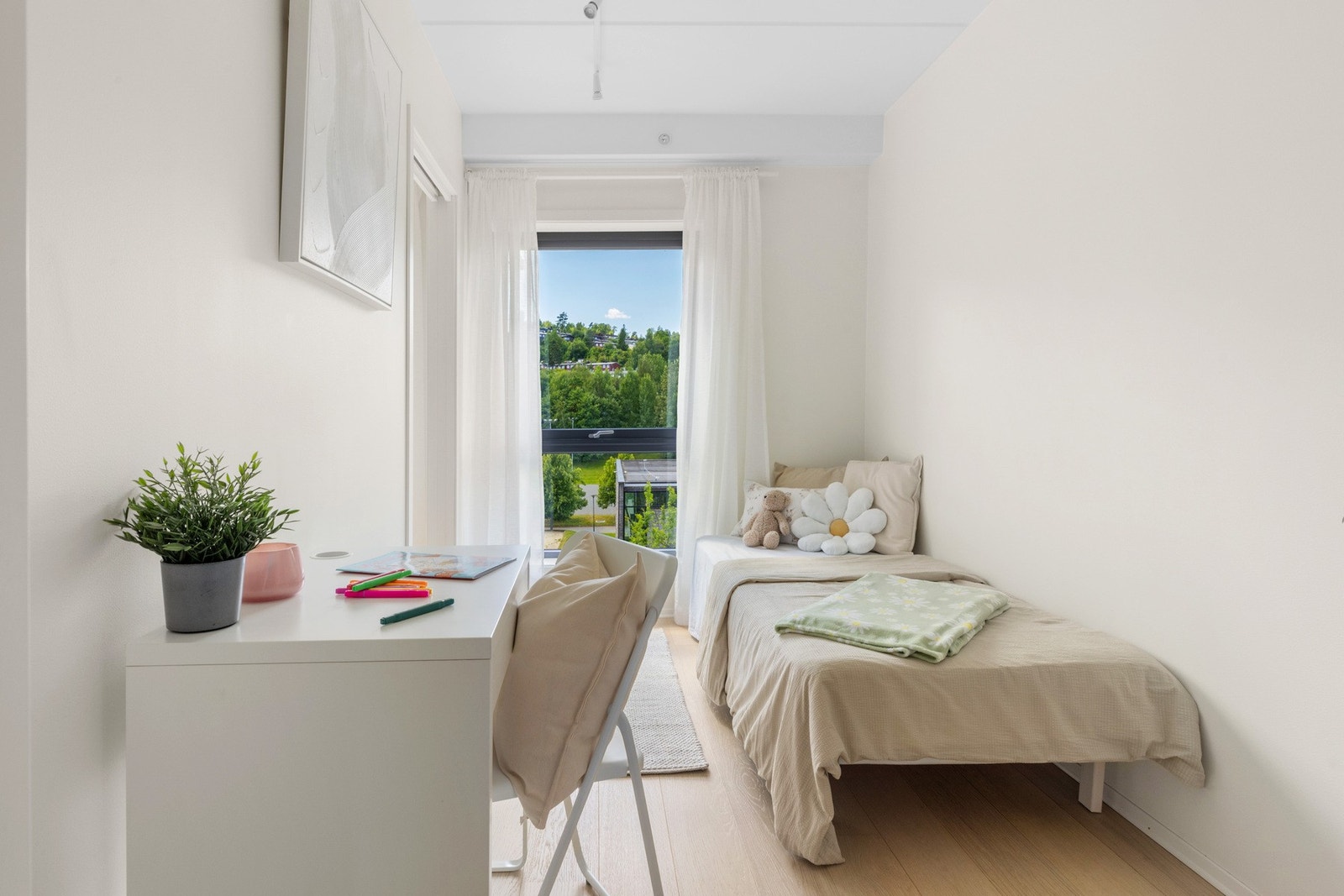 Soverom nr. 2 er noe mindre og passer perfekt som gjesterom, barnerom eller hjemmekontor Galleribilde