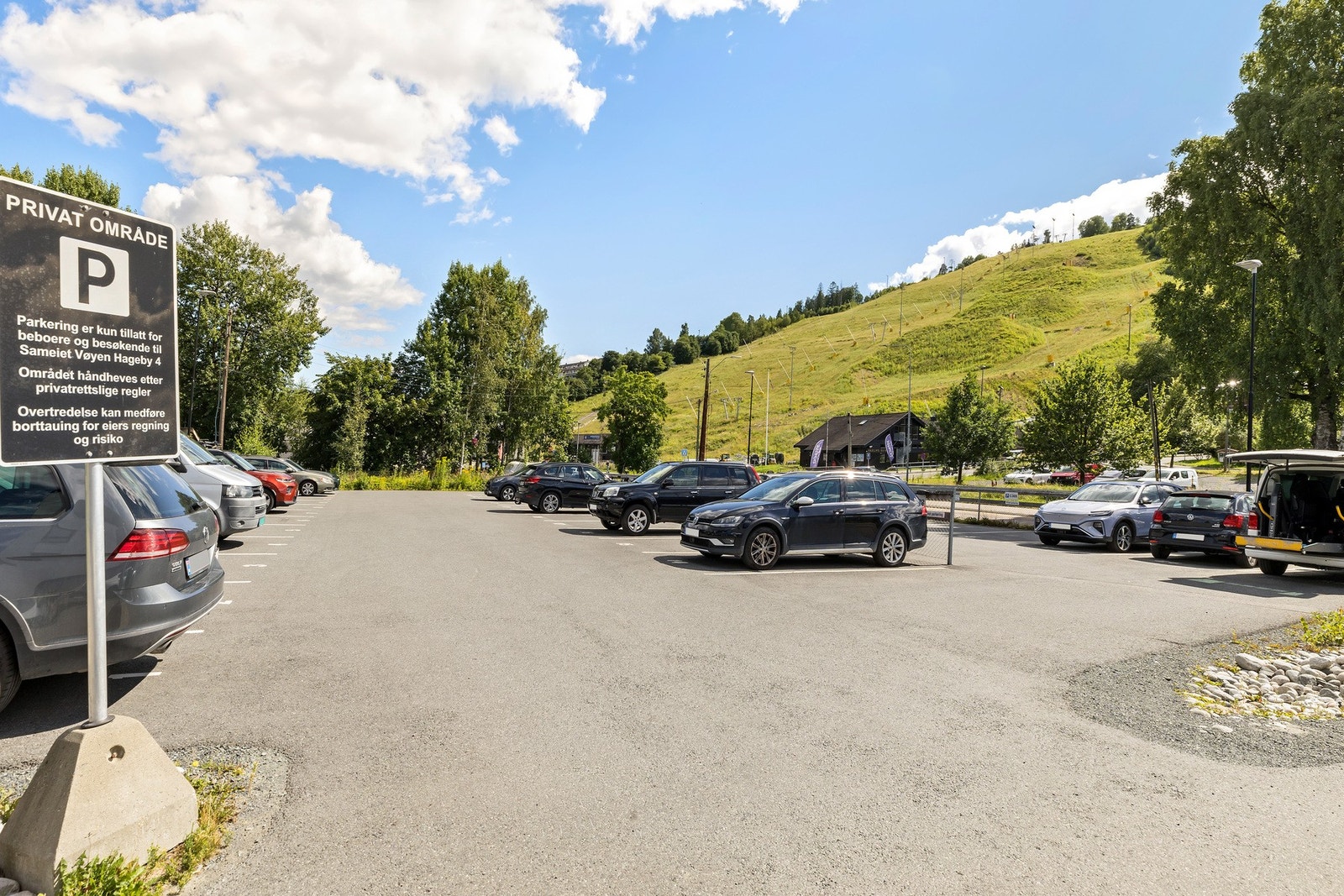 Eiendommen disponerer fast biloppstillingsplass med installert Zaptec Pro elbillader. Det er også tilgang til felles gjesteparkering. Galleribilde