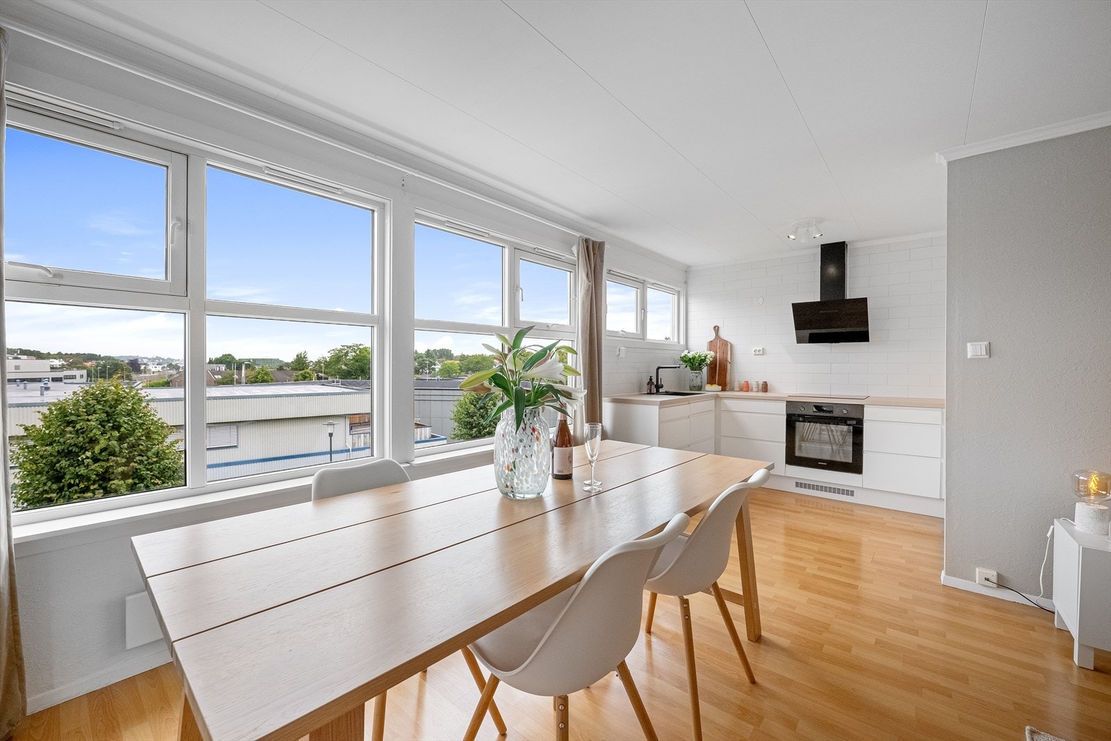 Kjøkkenventilator med avtrekk ut sikrer godt inneklima under matlaging. Galleribilde