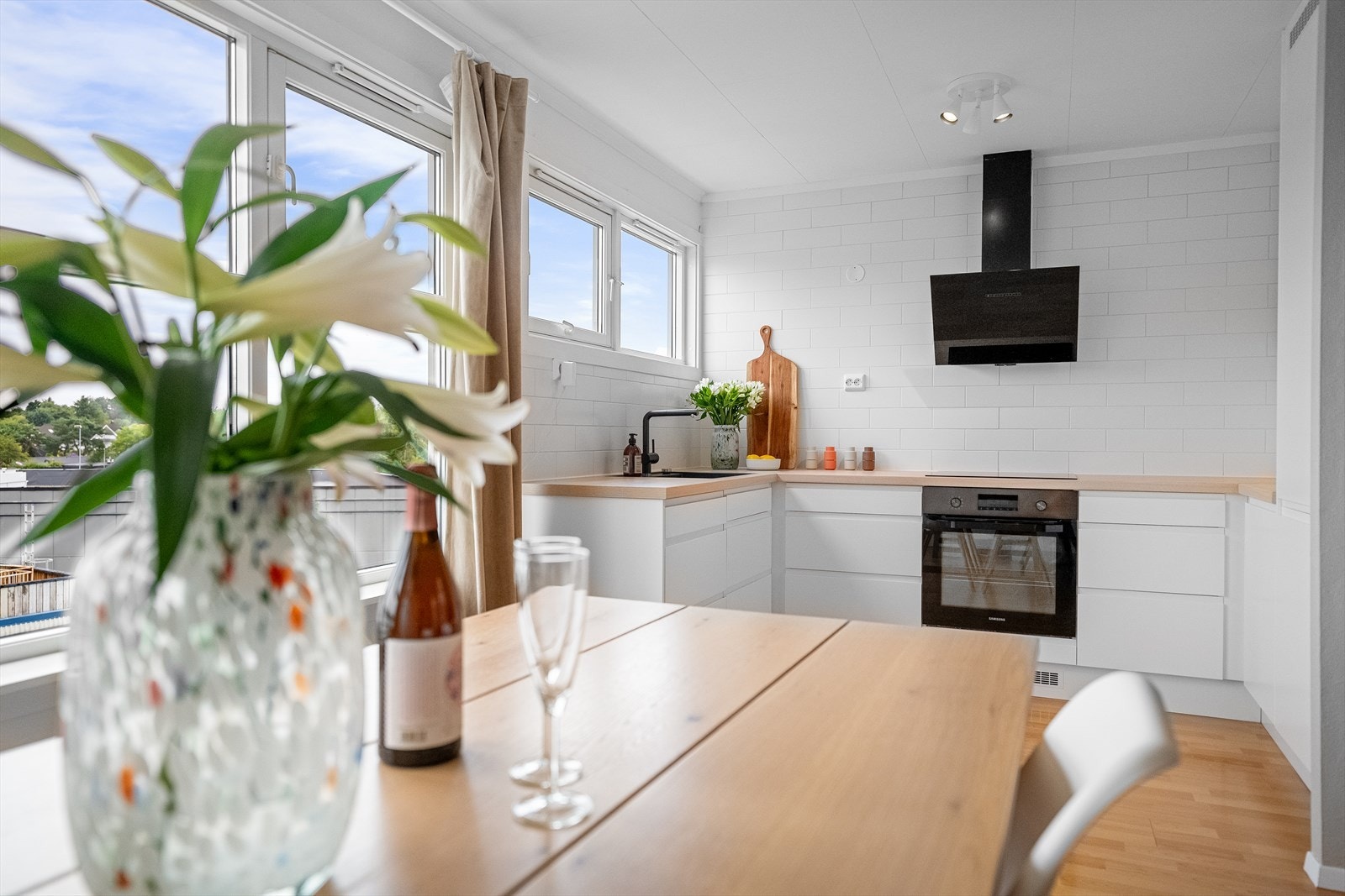 Kjøkkeninnredningen har glatte fronter og benkeplate i laminat. Galleribilde