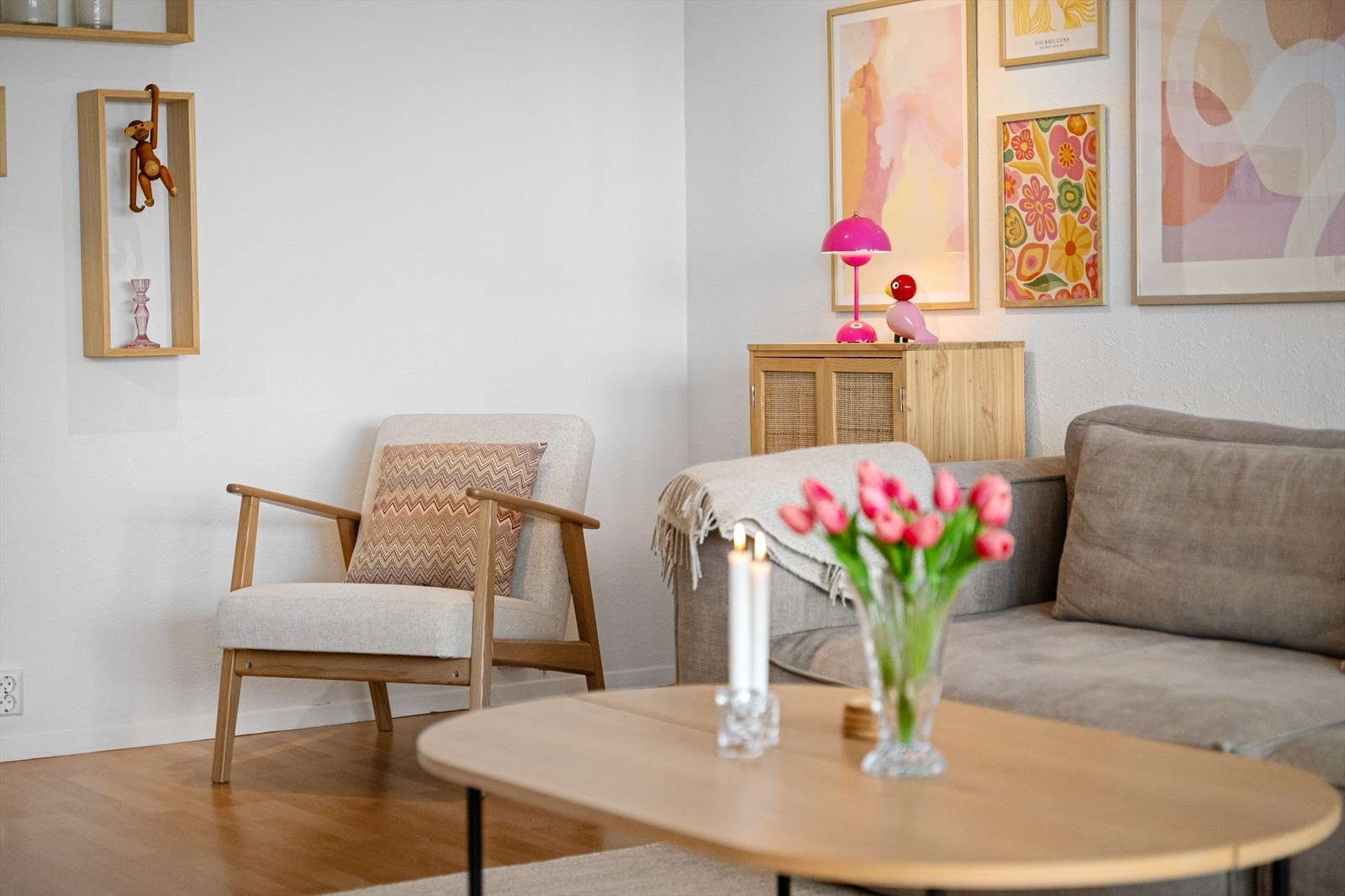 Himlingen i leiligheten består av himlingsplater. Galleribilde