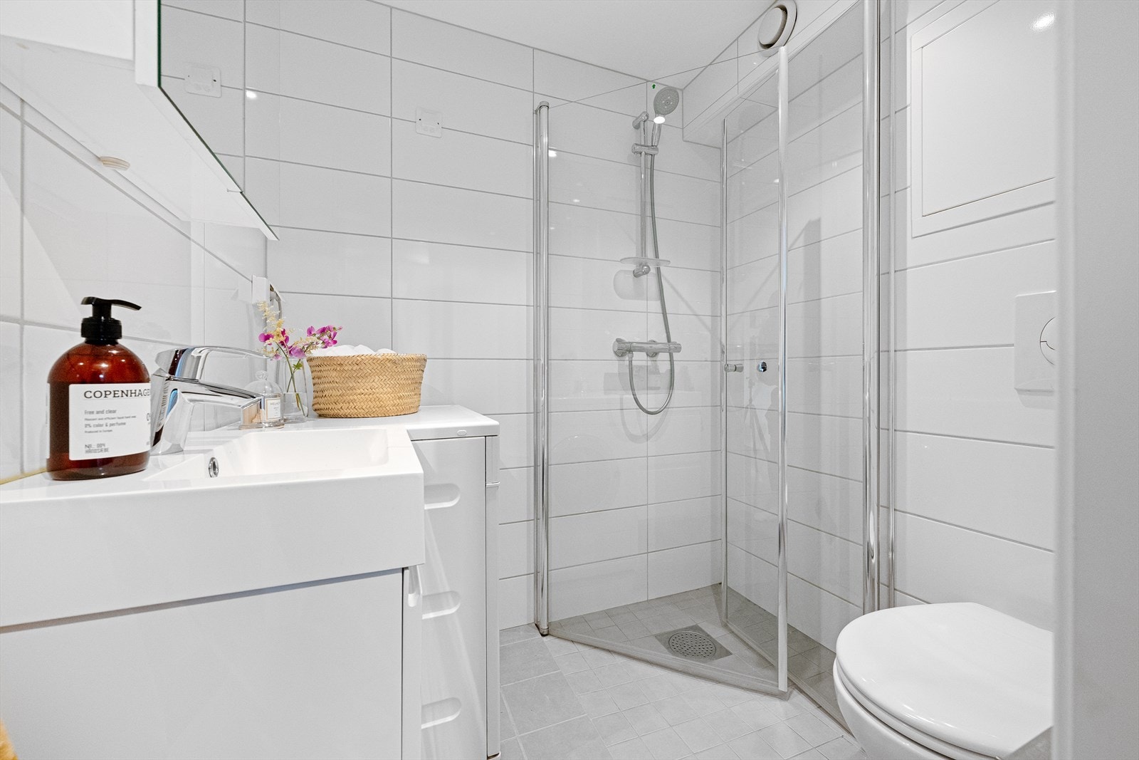 Badet har dusjhjørne med innfellbare vegger og nedfelt servant. Galleribilde