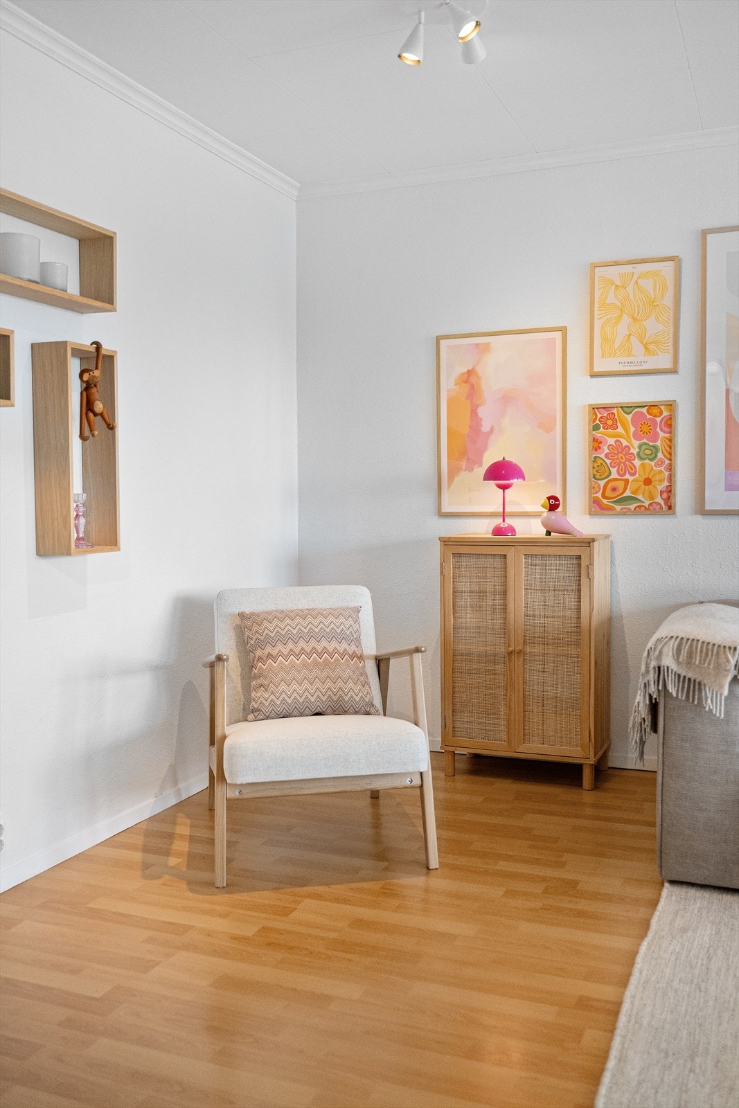 Innvendige dører er malte og står i stil med resten av leiligheten. Galleribilde
