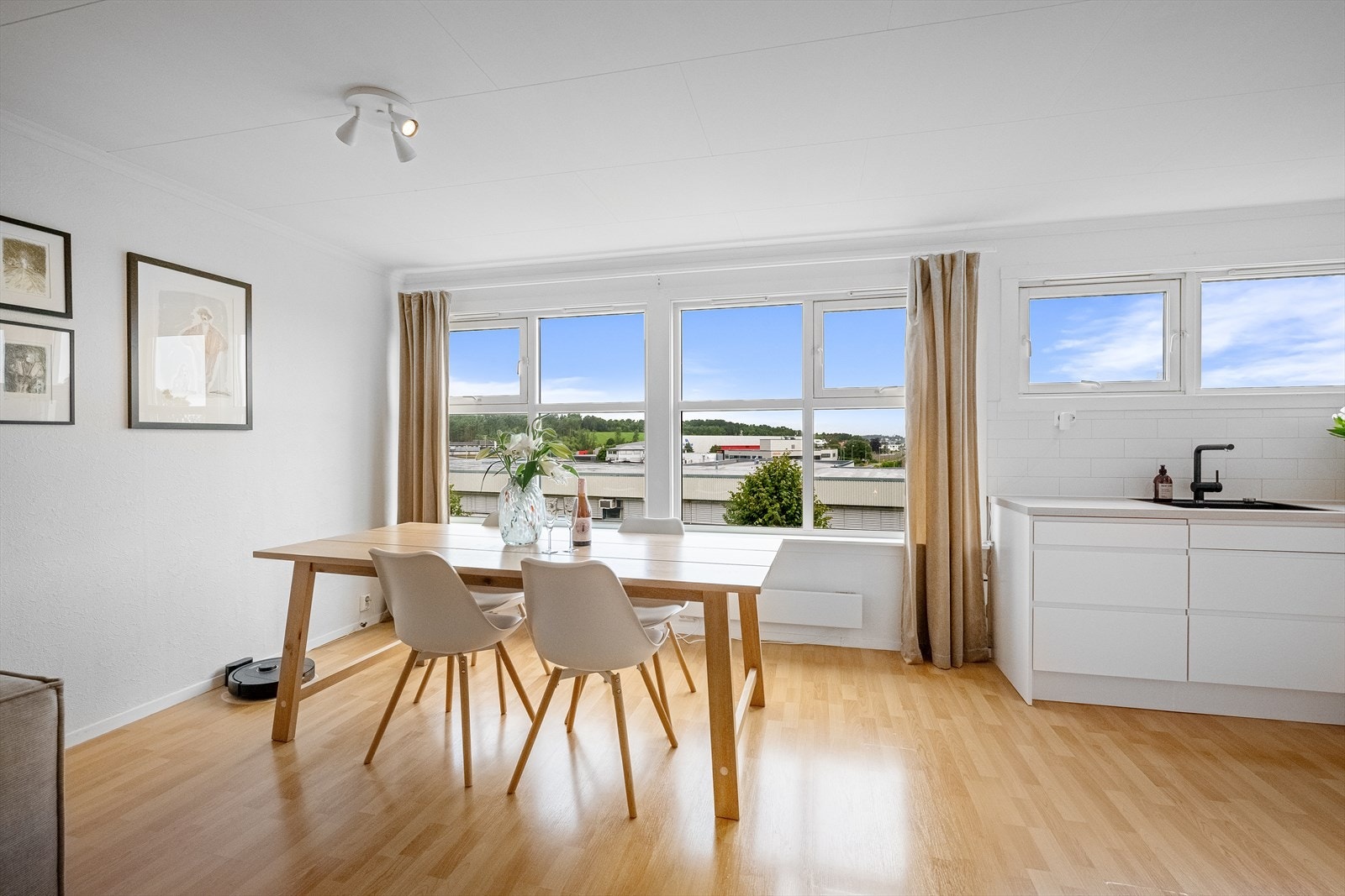 God plass til langbord for hyggelige sammenkomster. Galleribilde