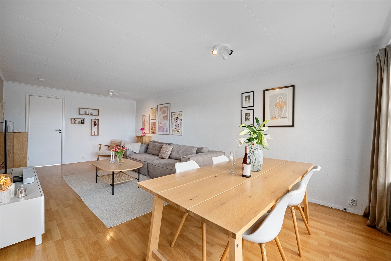 Stuen har god plass til både en romslig sofagruppe og spisebord. Galleribilde