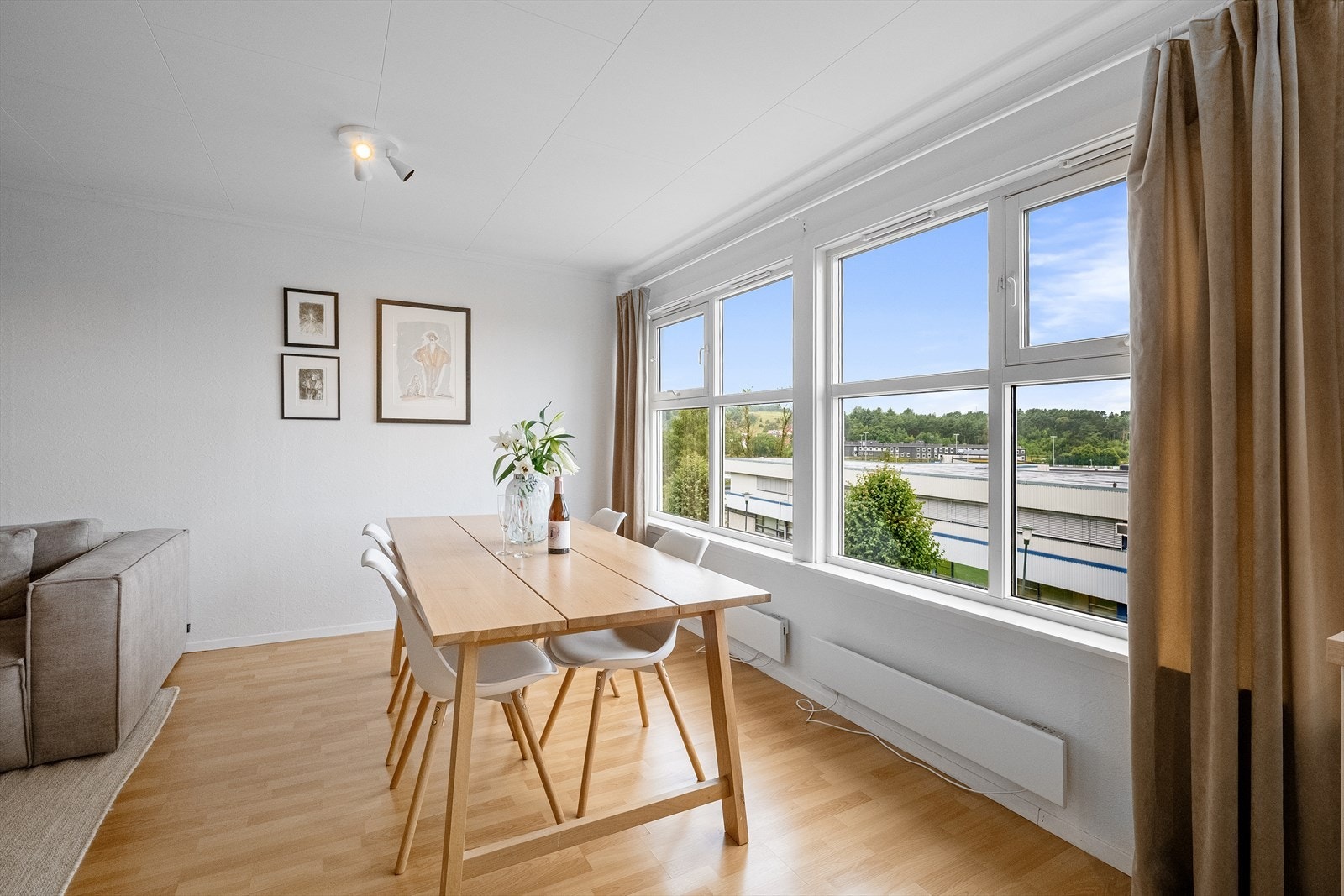 Store vindusflater gir godt med naturlig lys inn i oppholdsrommet. Galleribilde