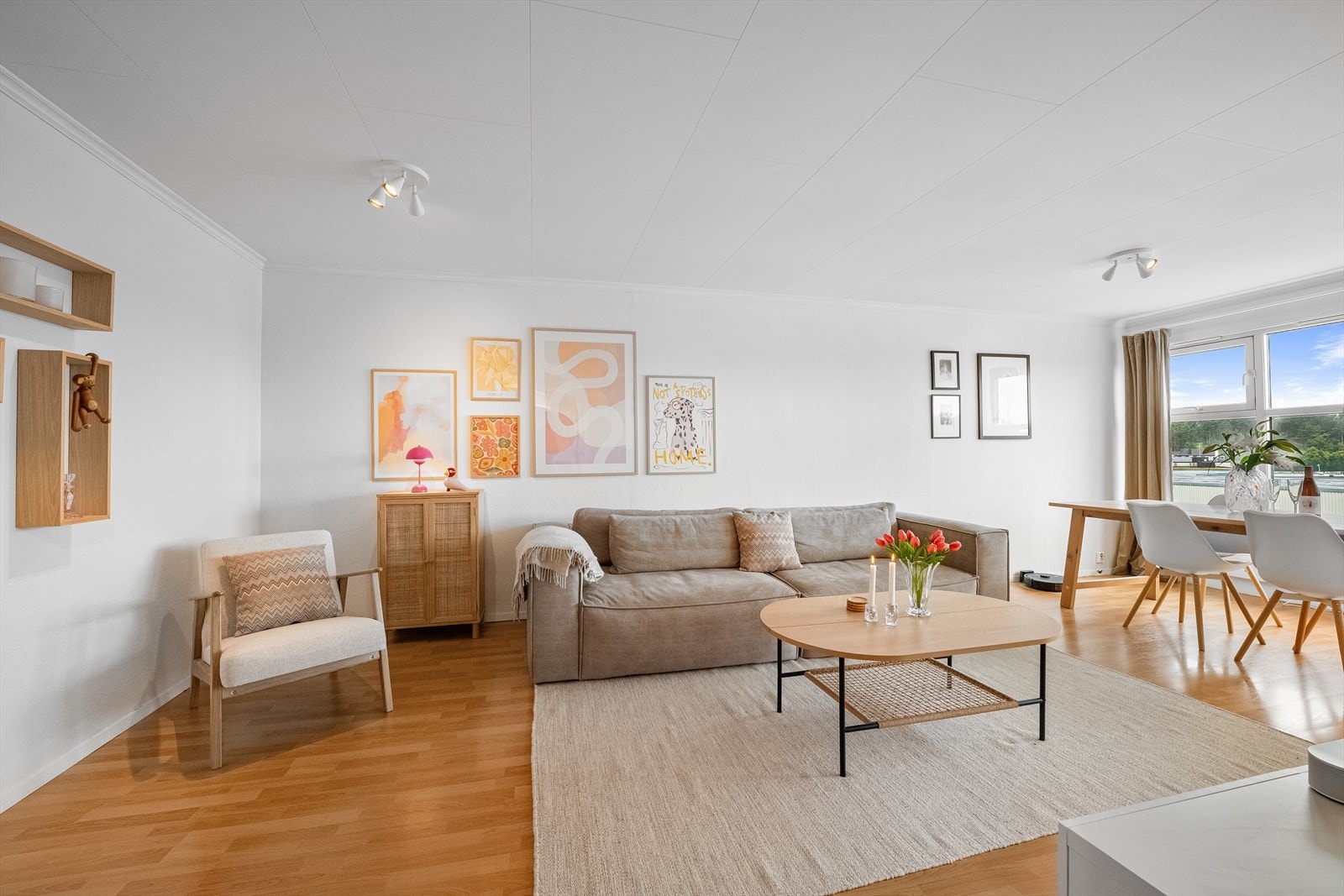 Etasjeskillet består av trebjelkelag fra byggeår. Galleribilde