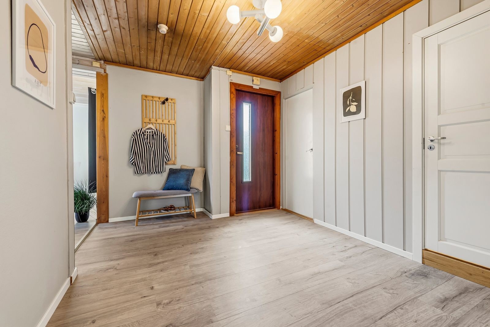 I tilknytning til entréen er det en innvendig bod. Galleribilde