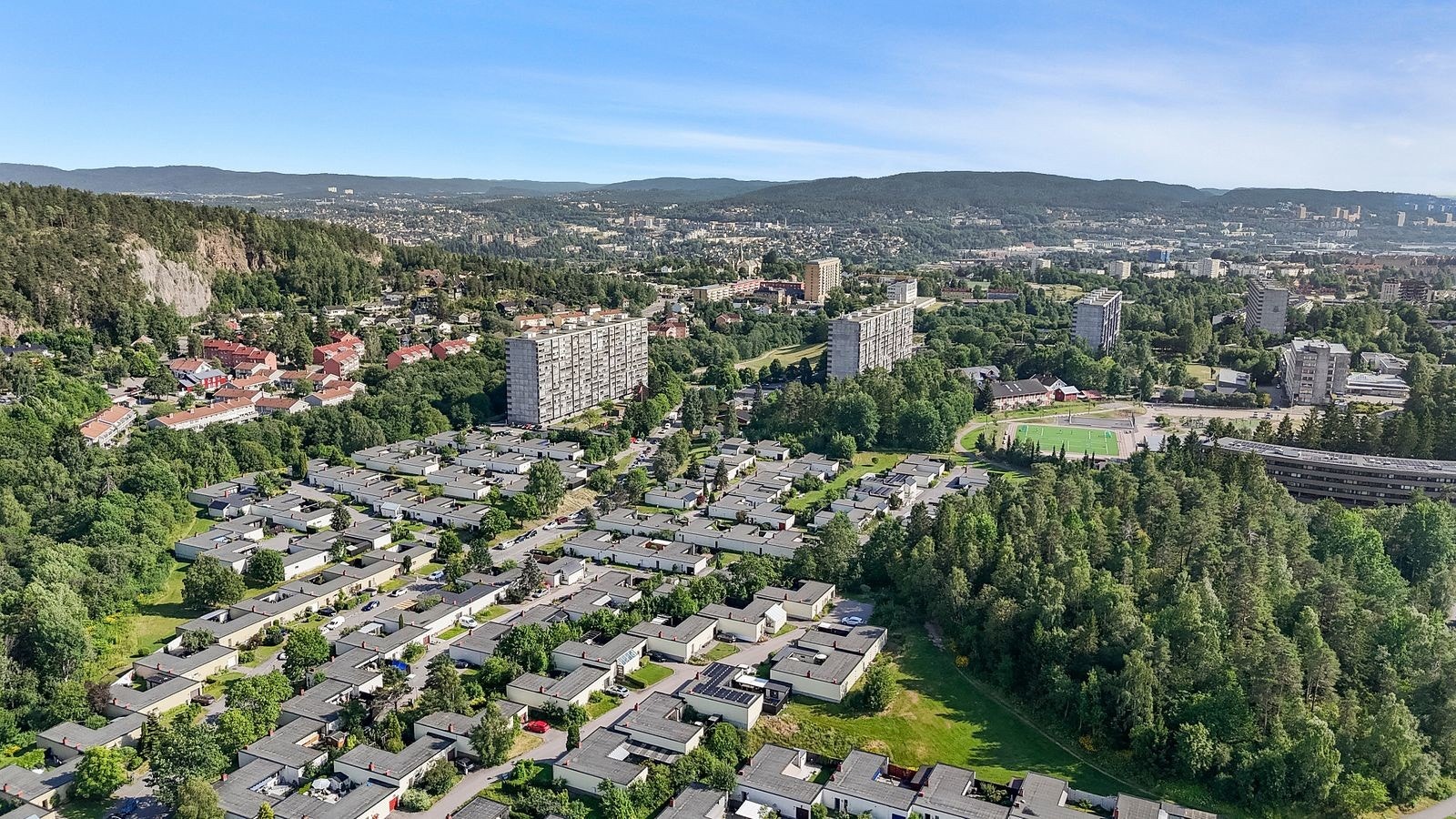 Med nærhet til skoler, barnehager, servicetilbud, fritidstilbud og skog og mark har man virkelig alt man trenger for å trives. Galleribilde