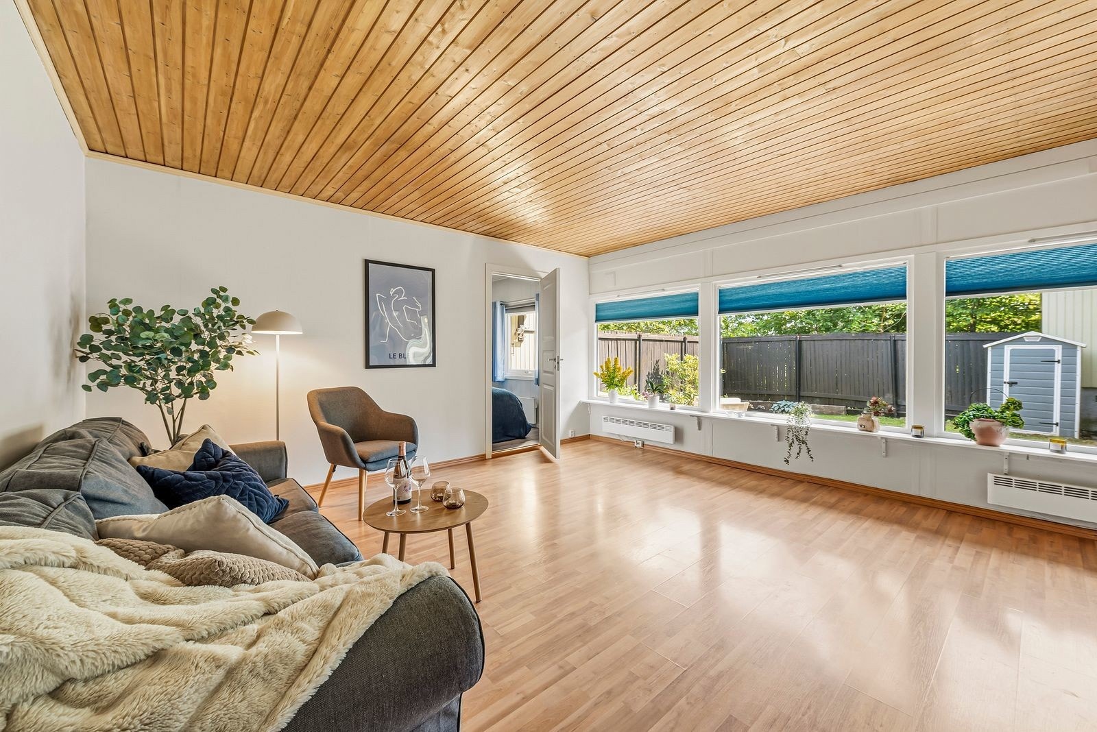 I stuen er det store vinduer vendt ut mot det private atriet som gir stuen godt med naturlig lys og skaper en fantastisk romfølelse. Galleribilde