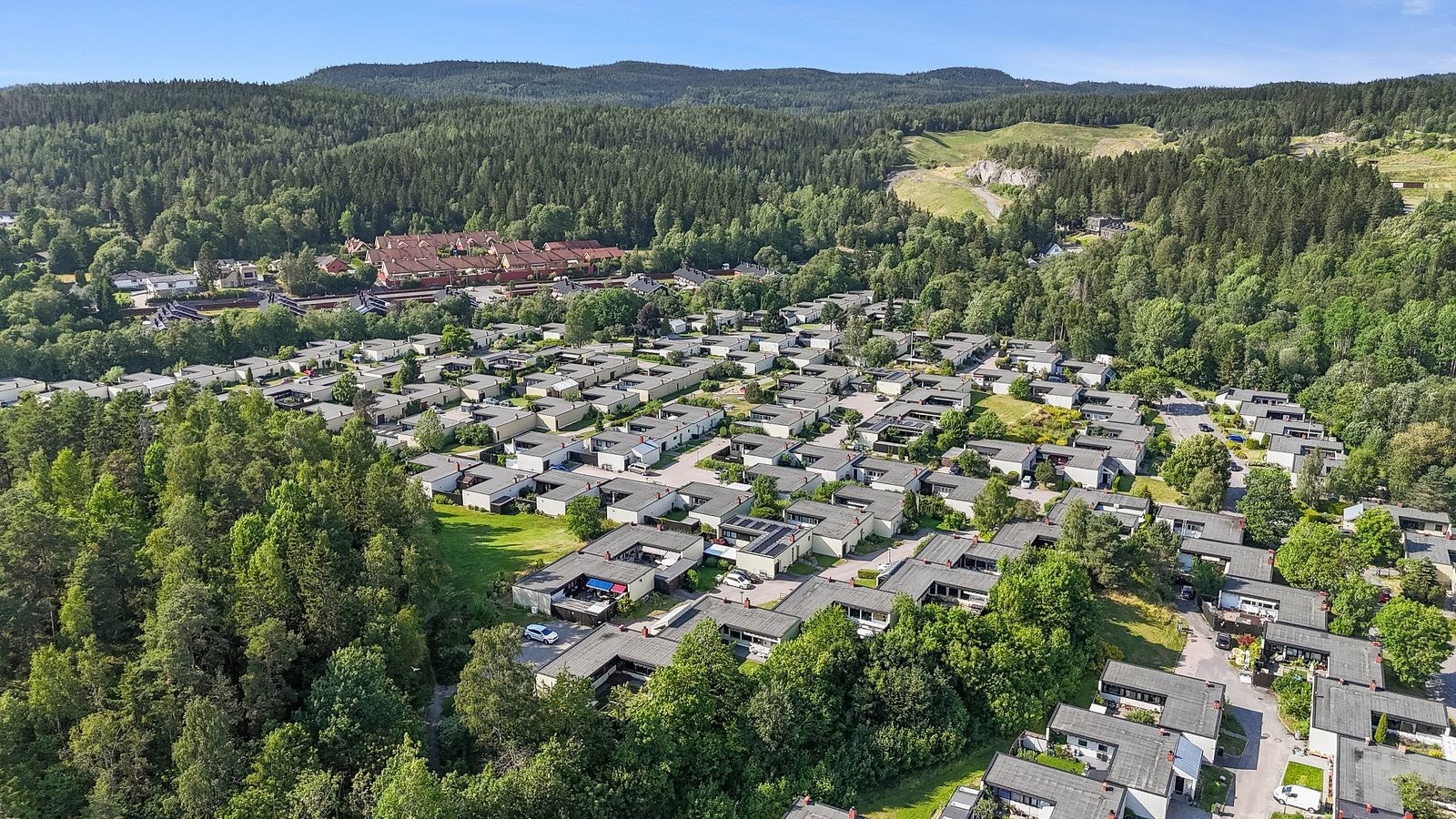 Kun få minutters gange unna finner du "porten" til skiløyper og flotte steder i Lillomarka. Galleribilde