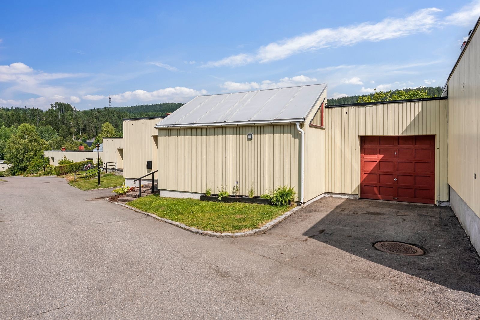Garasje med biloppstillingsplass. Galleribilde