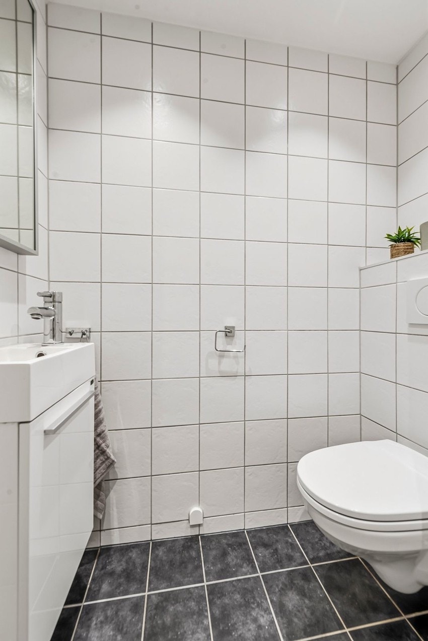 Toalettrommet ble også pusset opp i 2010 og inneholder vegghengt toalett og servantskap. Galleribilde