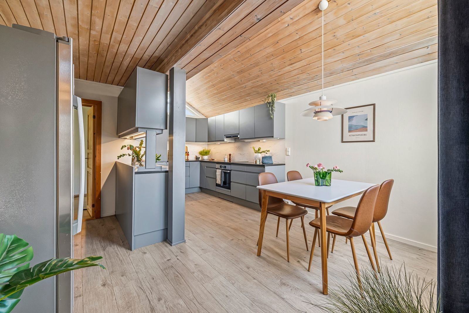 Her er det også plass til et stort spisebord. Et perfekt sted å samle venner og familie til hyggelige sammenkomster. Galleribilde