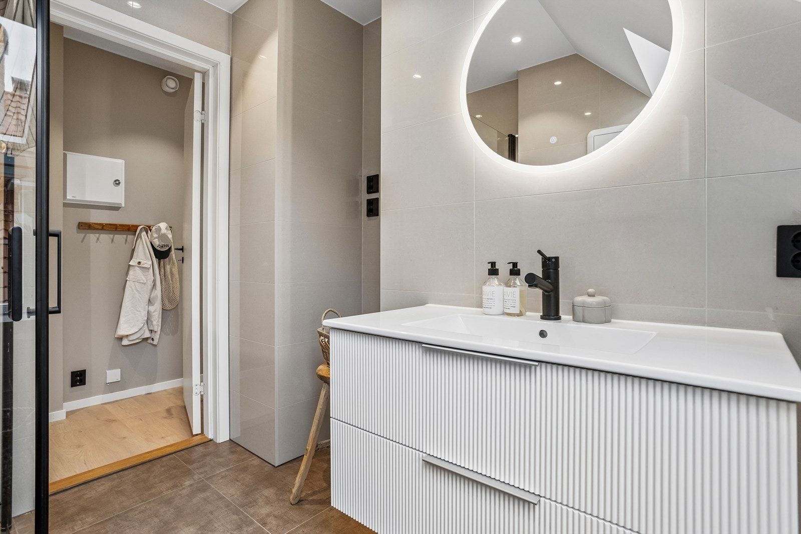Badet har elektrisk gulvvarme og opplegg for vaskemaskin. Galleribilde