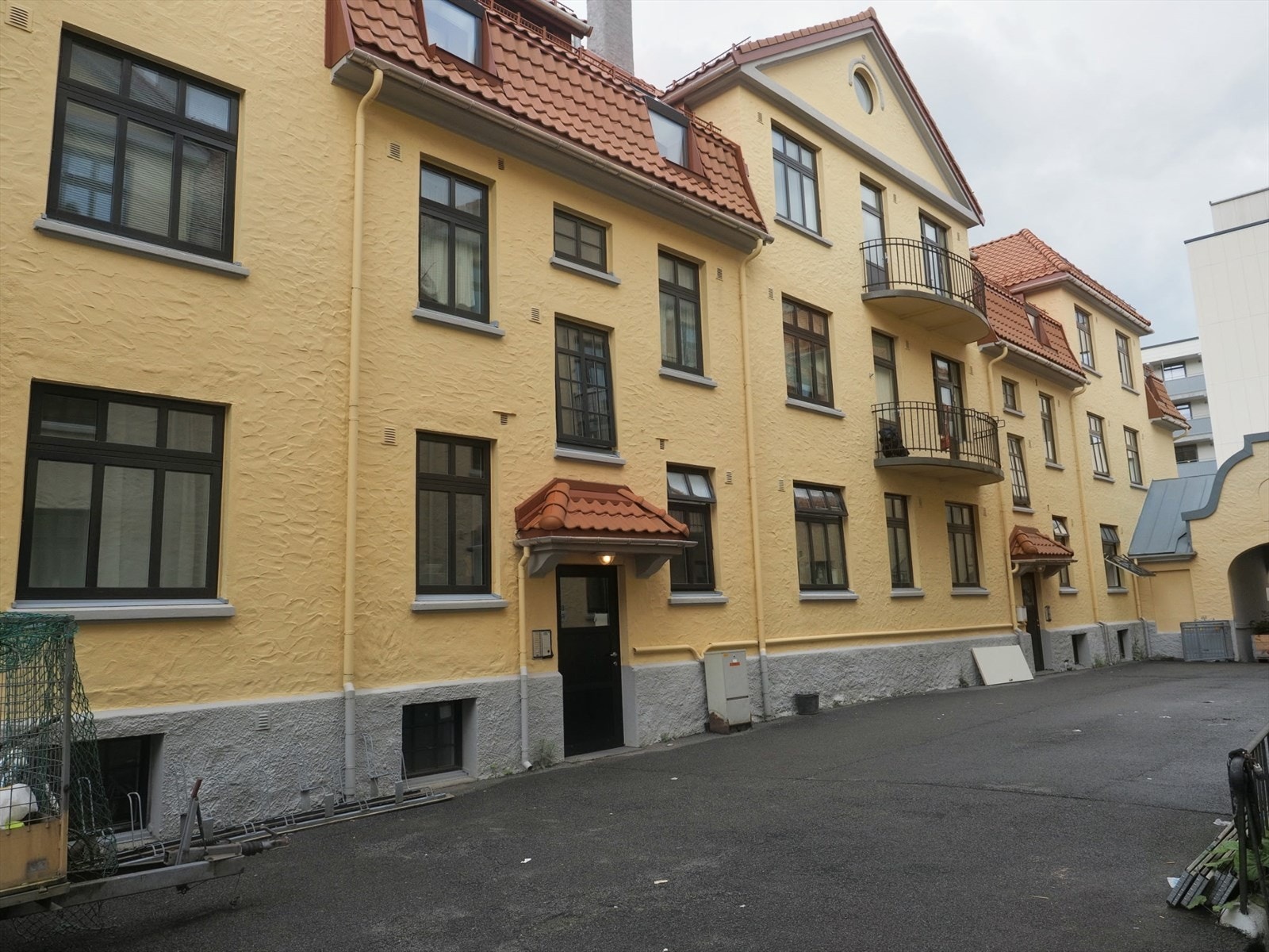 Klassisk bygård fra 1913. Leiligheten disponerer to eksterne boder på loft og i kjeller. Galleribilde