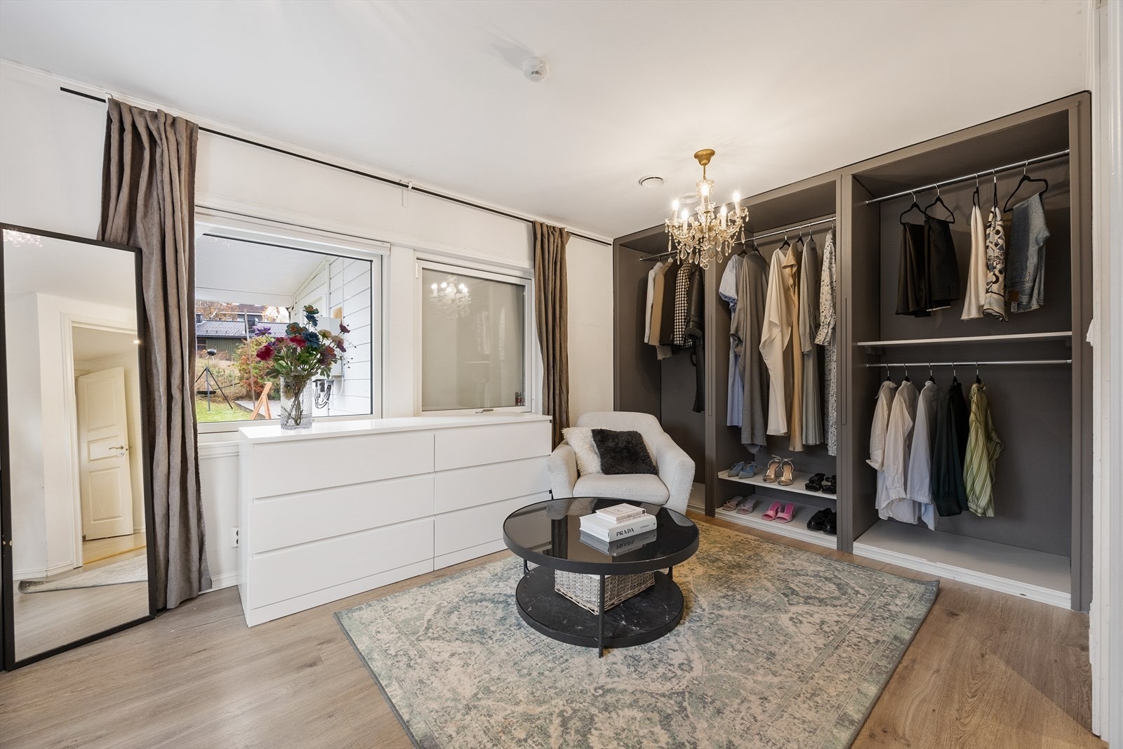 Første soverommet er av god størrelse og vender mot egen hage. Galleribilde