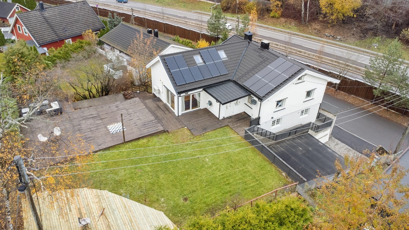 Oversiktsbilde av uteområdene. Fantastisk fin og solrik uteplass. Usjenert. Galleribilde