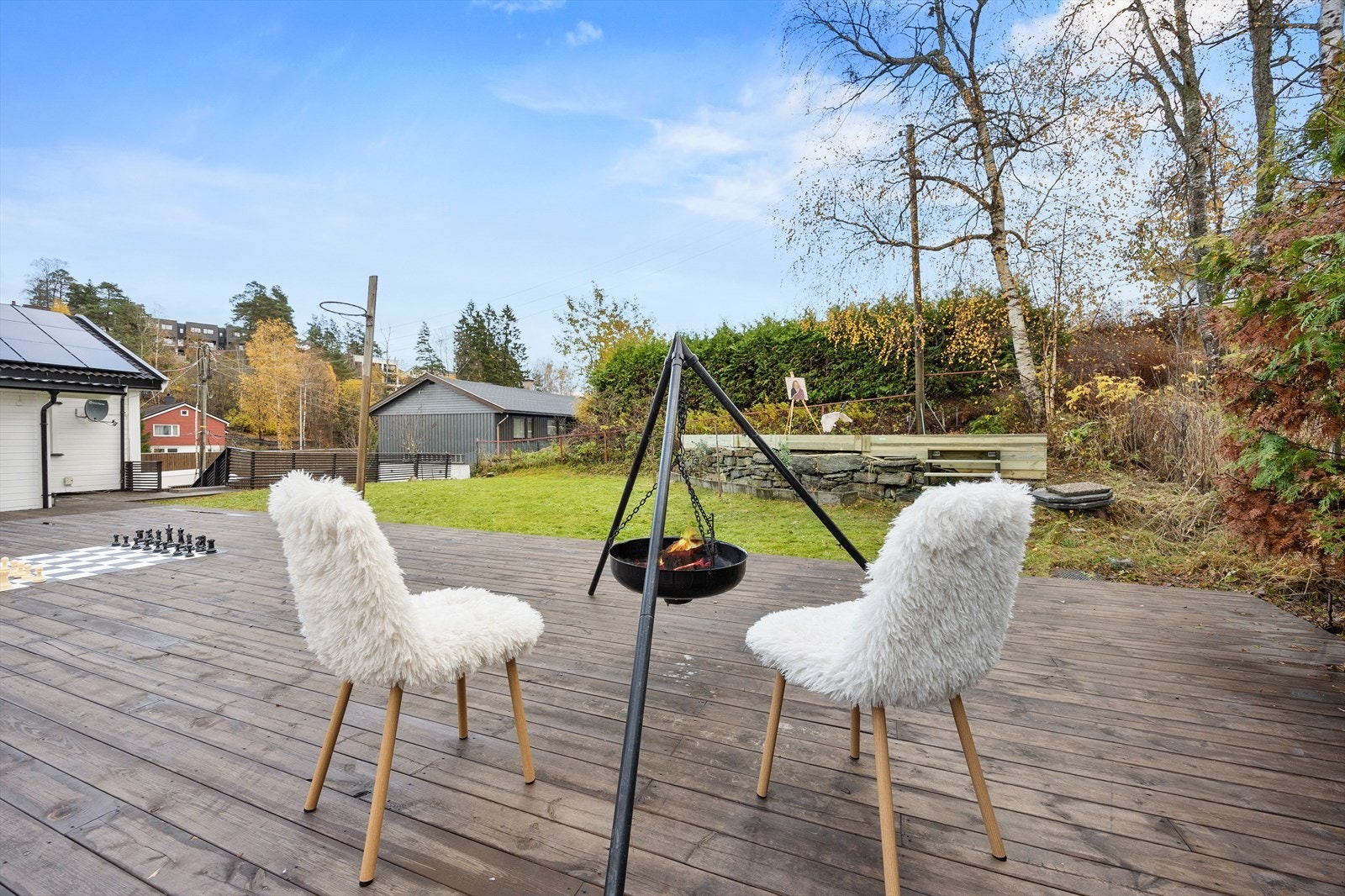 Fra stuen har man tilgang til boligens store terrasse. Galleribilde