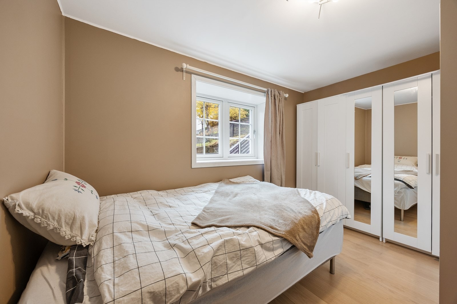 Hybelen har to soverom som begge har plass til seng og skap. Galleribilde