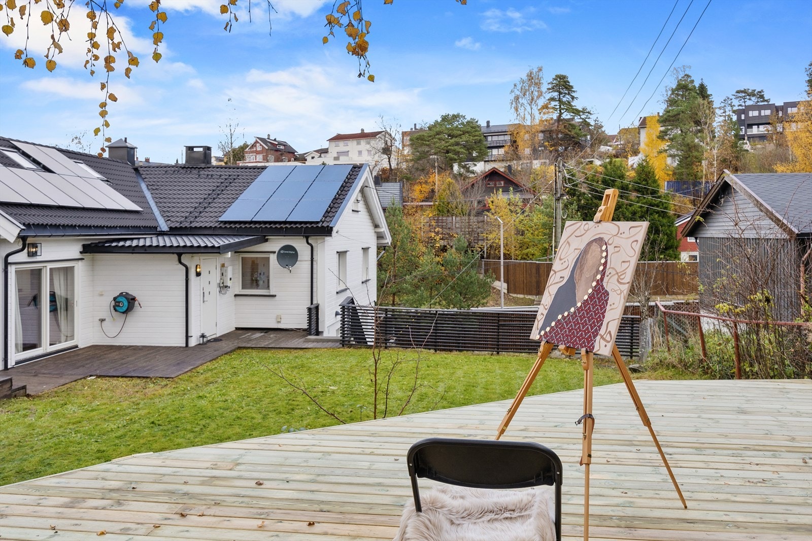 Det er også bygd en ekstra terrasse mer adskilt fra boligen. Galleribilde