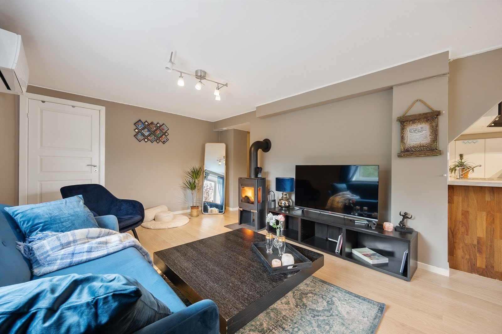 Stuen har gode innredningsmuligheter med både sofa, bord og TV-sone. Galleribilde